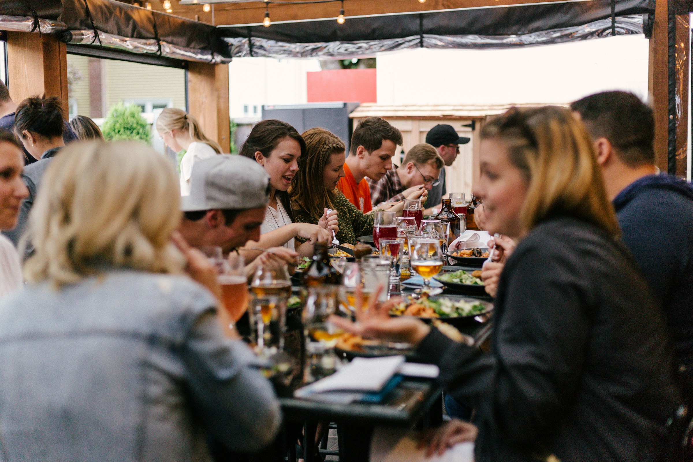 Menschen in einem Restaurant | Quelle: Unsplash