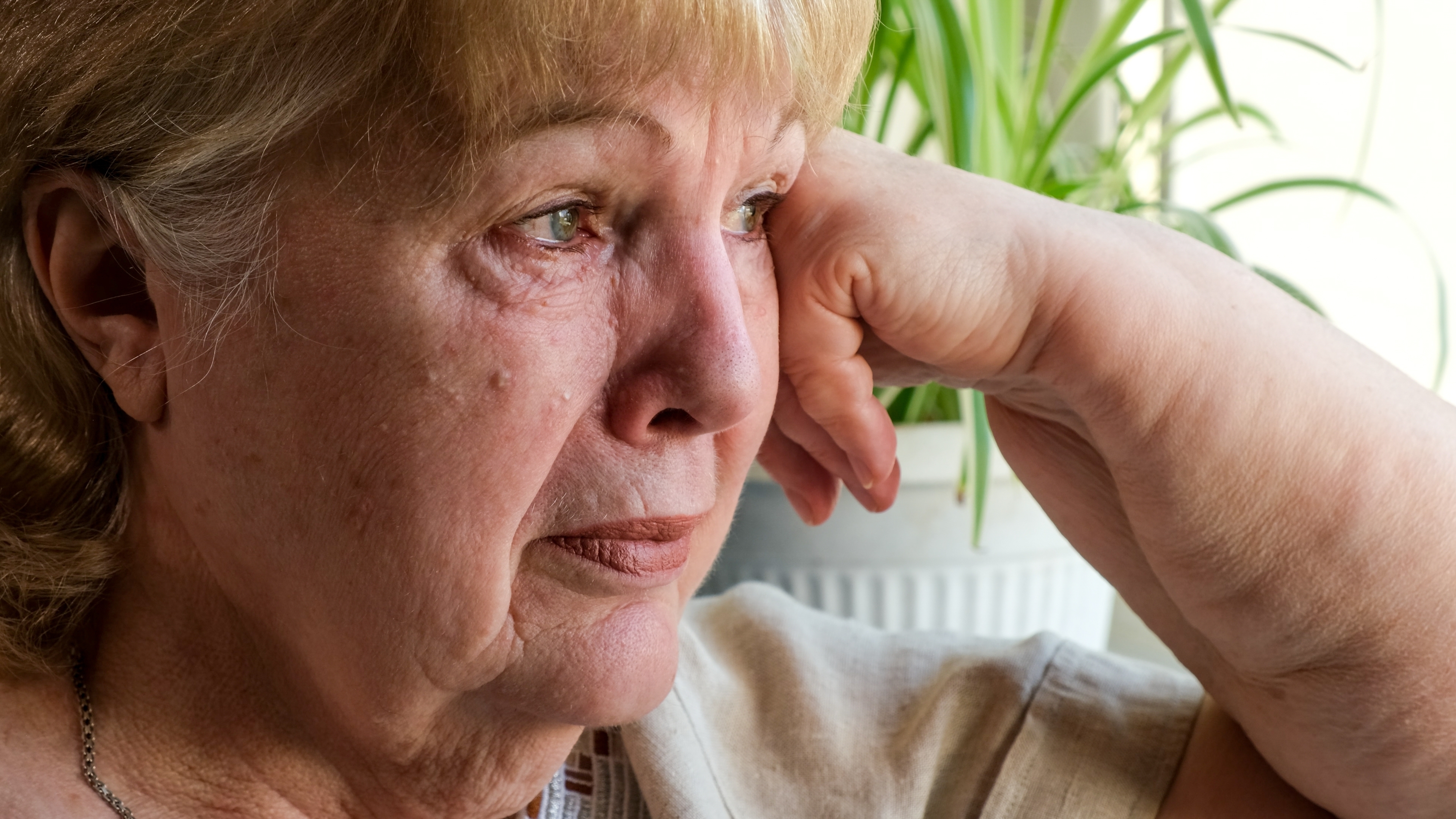 Eine ältere Frau mit besorgtem Blick | Quelle: Getty Images