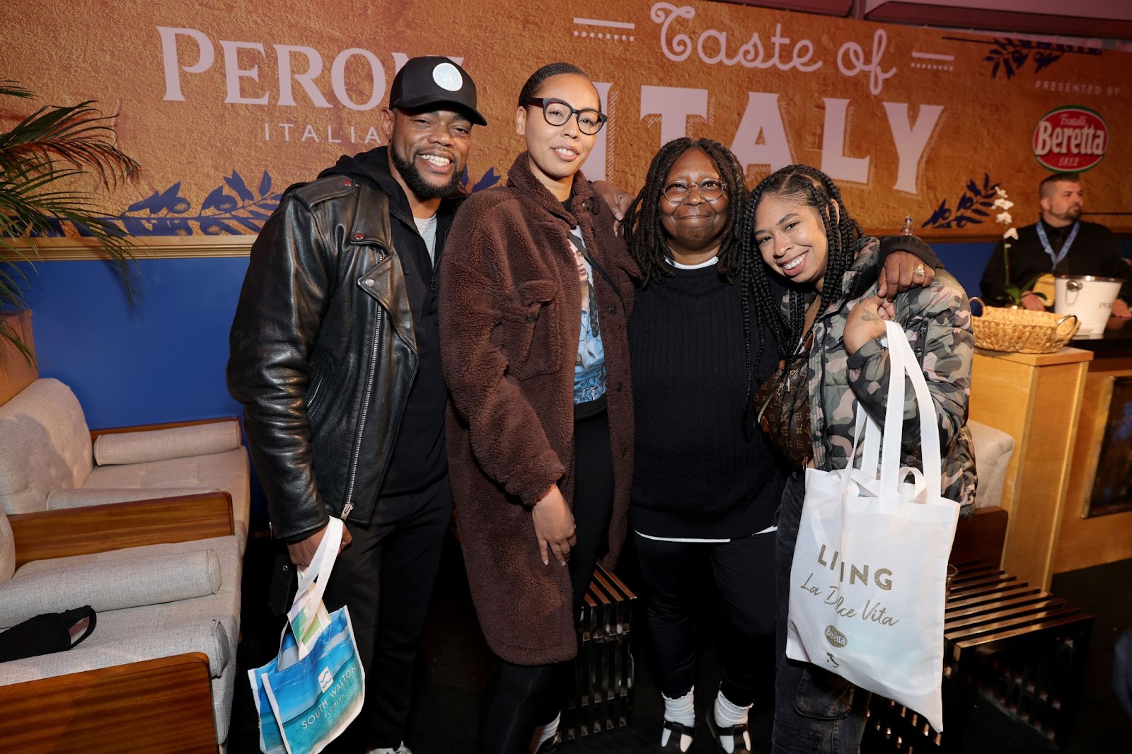 Rosario Salvador, Jerzey Kennedy Dean, Whoopi Goldberg und Amara Skye Martin auf dem Food Network New York City Wine & Food Festival am 14. Oktober 2022. | Quelle: Getty Images