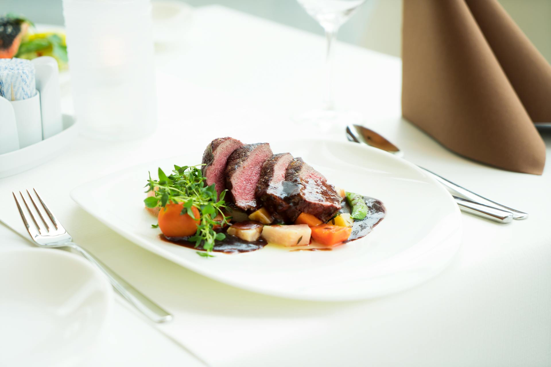 Ein Teller mit Essen auf einem Tisch | Quelle: Pexels