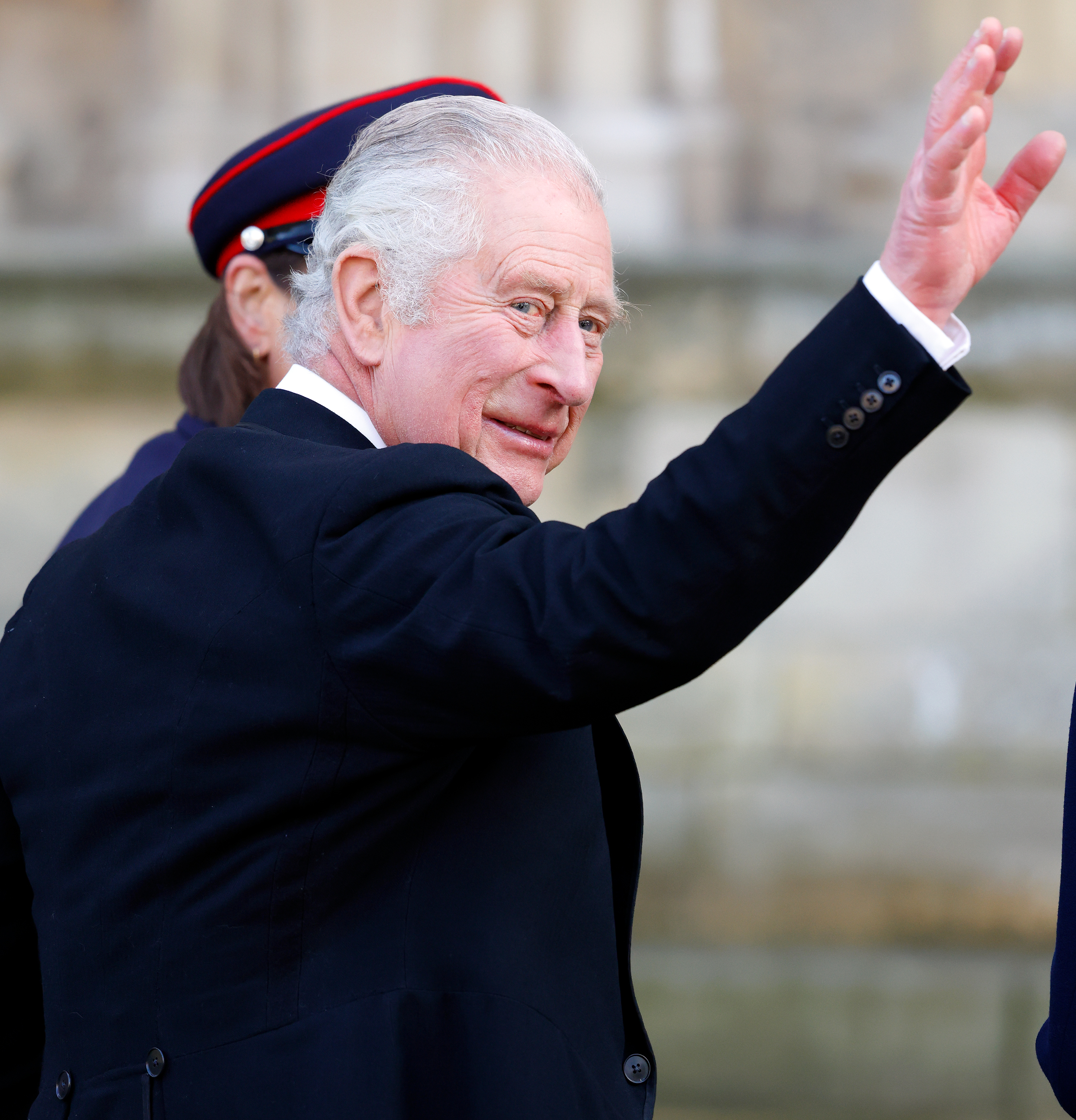 König Charles III. winkt der Öffentlichkeit während des königlichen Maundy-Gottesdienstes im York Minster am 6. April 2023 in York, England, zu. | Quelle: Getty Images