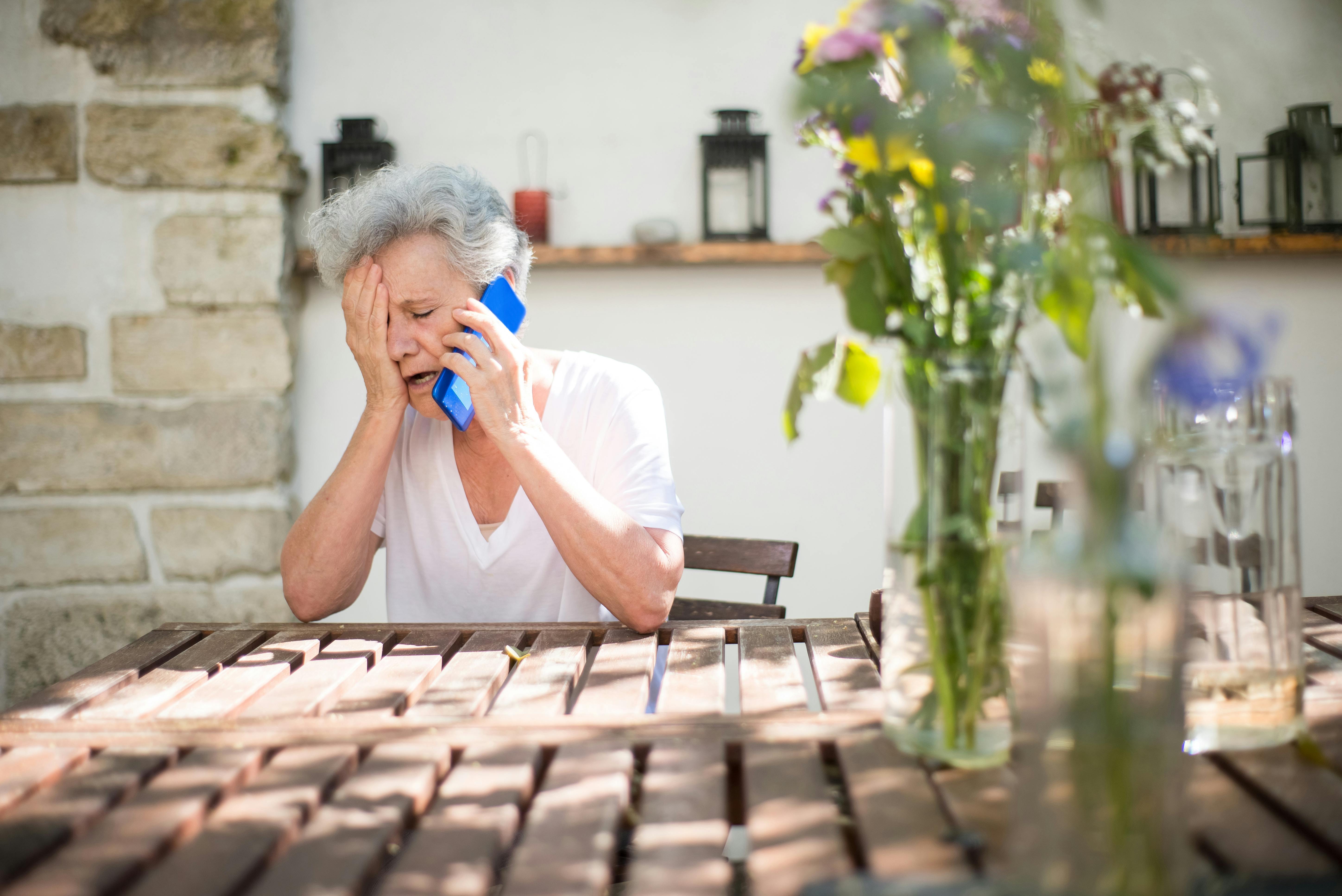 Eine traurige Frau bei einem Anruf | Quelle: Pexels