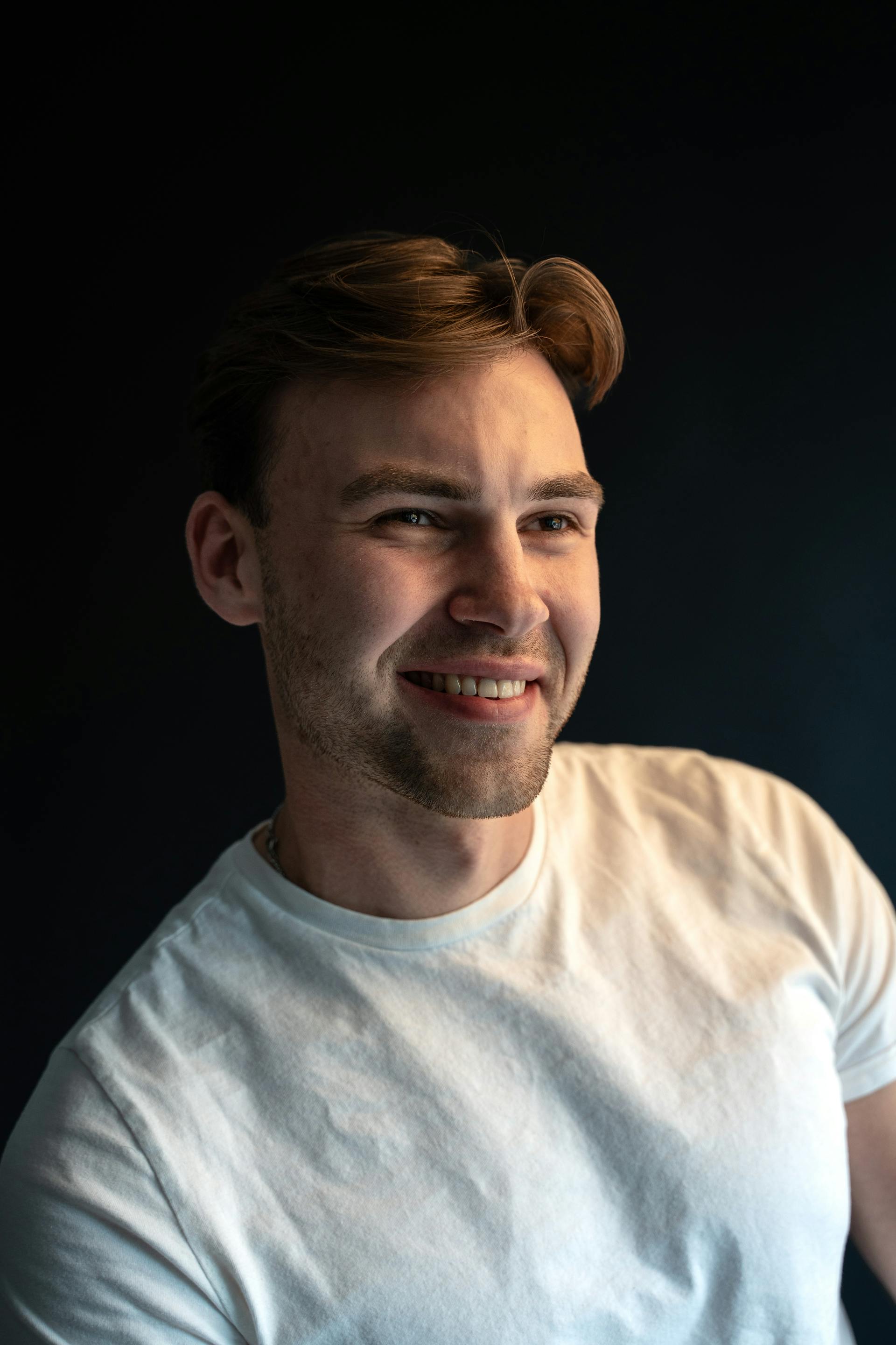 Ein lächelnder Mann | Quelle: Pexels