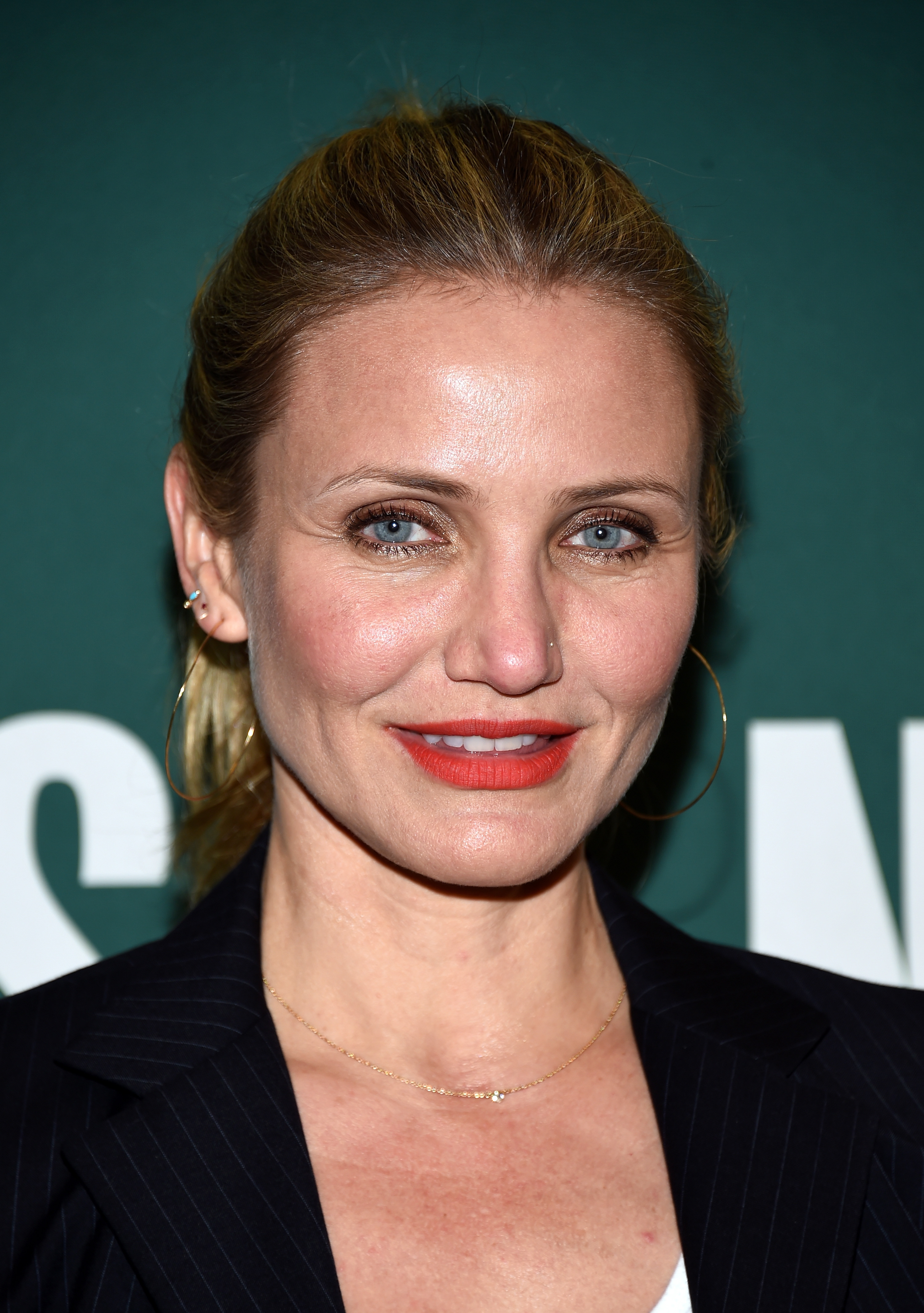 Cameron Diaz posiert vor dem Signieren von Exemplaren ihres neuen Buches "The Longevity Book: The Science Of Aging, The Biology Of Strength And The Privilege Of Time" (Die Wissenschaft des Alterns, die Biologie der Stärke und das Privileg der Zeit) bei Barnes &amp; Noble at The Grove am 13. April 2016 in Los Angeles, Kalifornien | Quelle: Getty Images