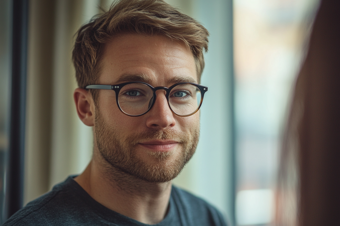 Ein Mann in seinem Haus | Quelle: Midjourney