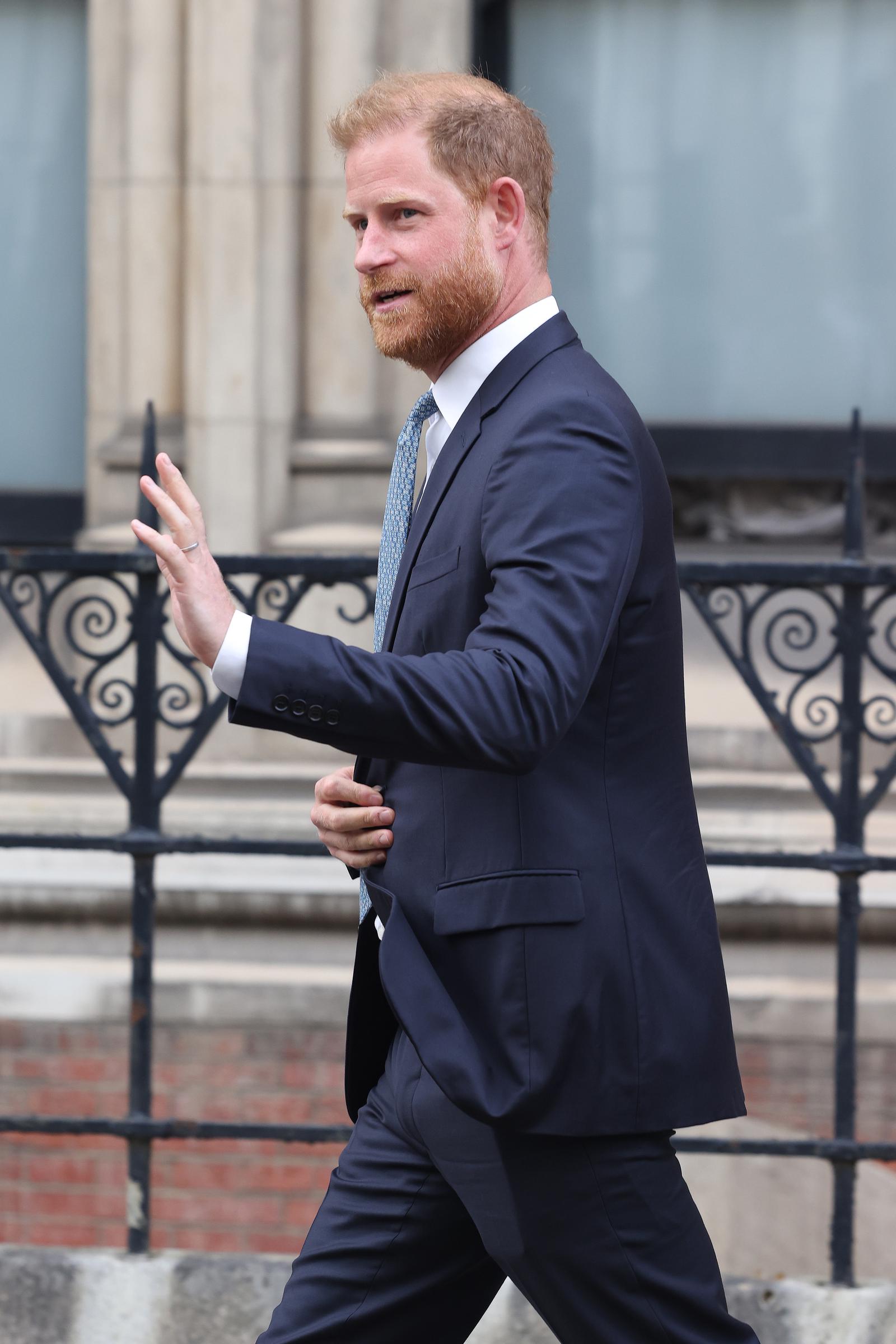 Prinz Harry winkt, als er den Royal Courts of Justice in London, England, am 8. April 2025 verlässt. | Quelle: Getty Images