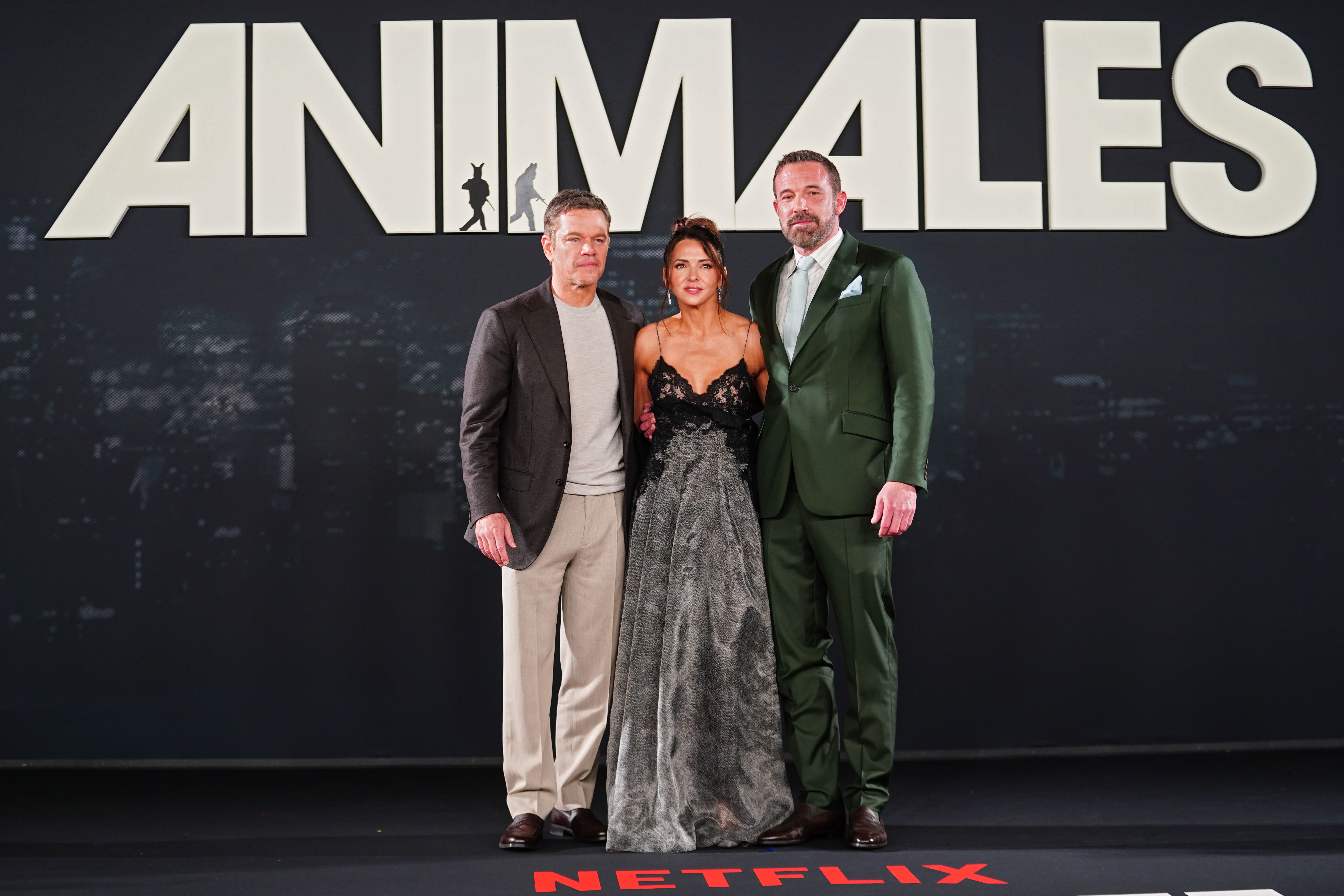 Matt Damon, Luciana Barroso und Ben Affleck posieren am 4. Oktober 2026 im Centro Comercial Mitikah in Mexiko-Stadt während der Rot-Teppich-Veranstaltung und des Fan-Events zum Film „Animals“. | Quelle: Getty Images