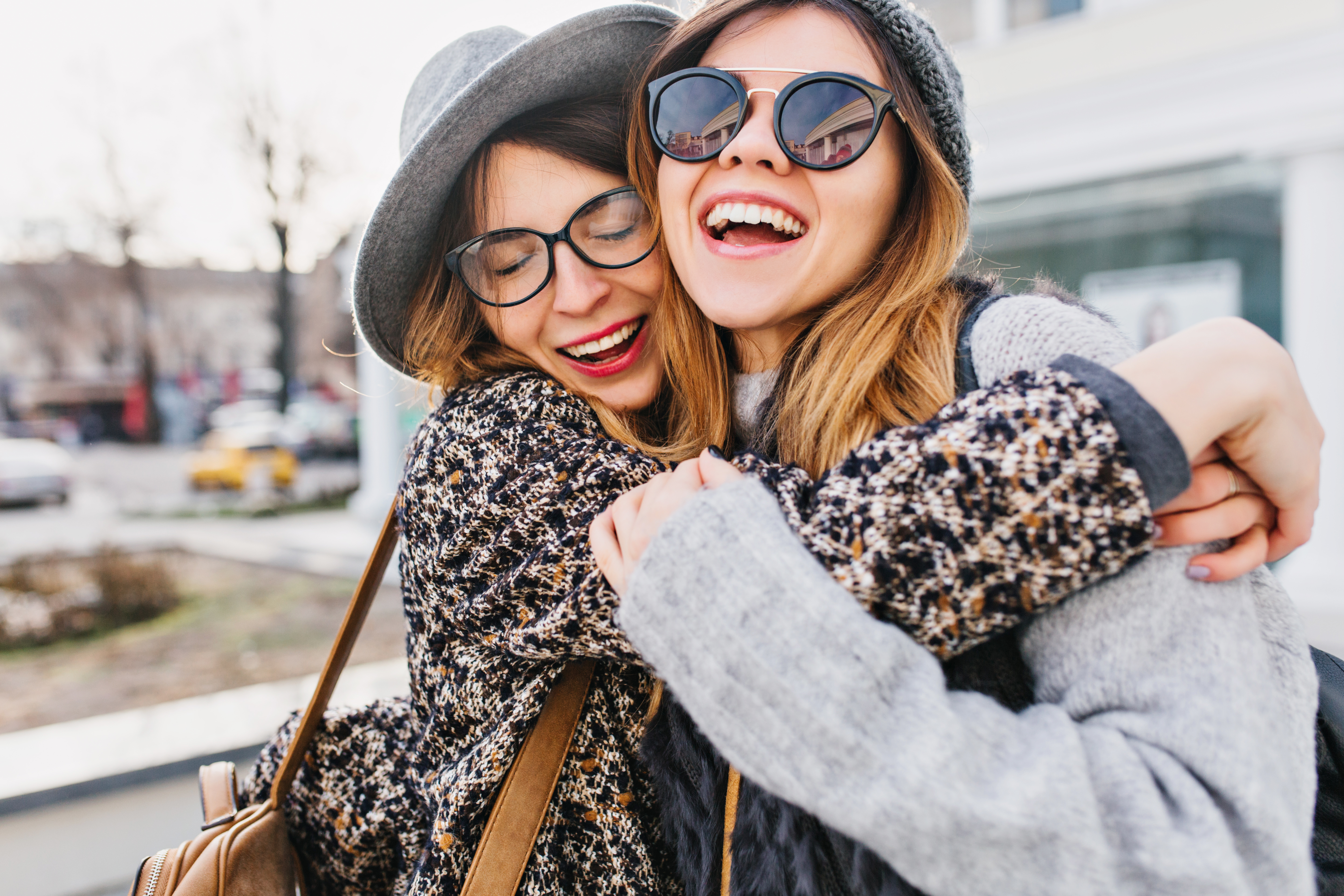 Zwei junge Frauen, die sich umarmen und lachen | Quelle: Shutterstock