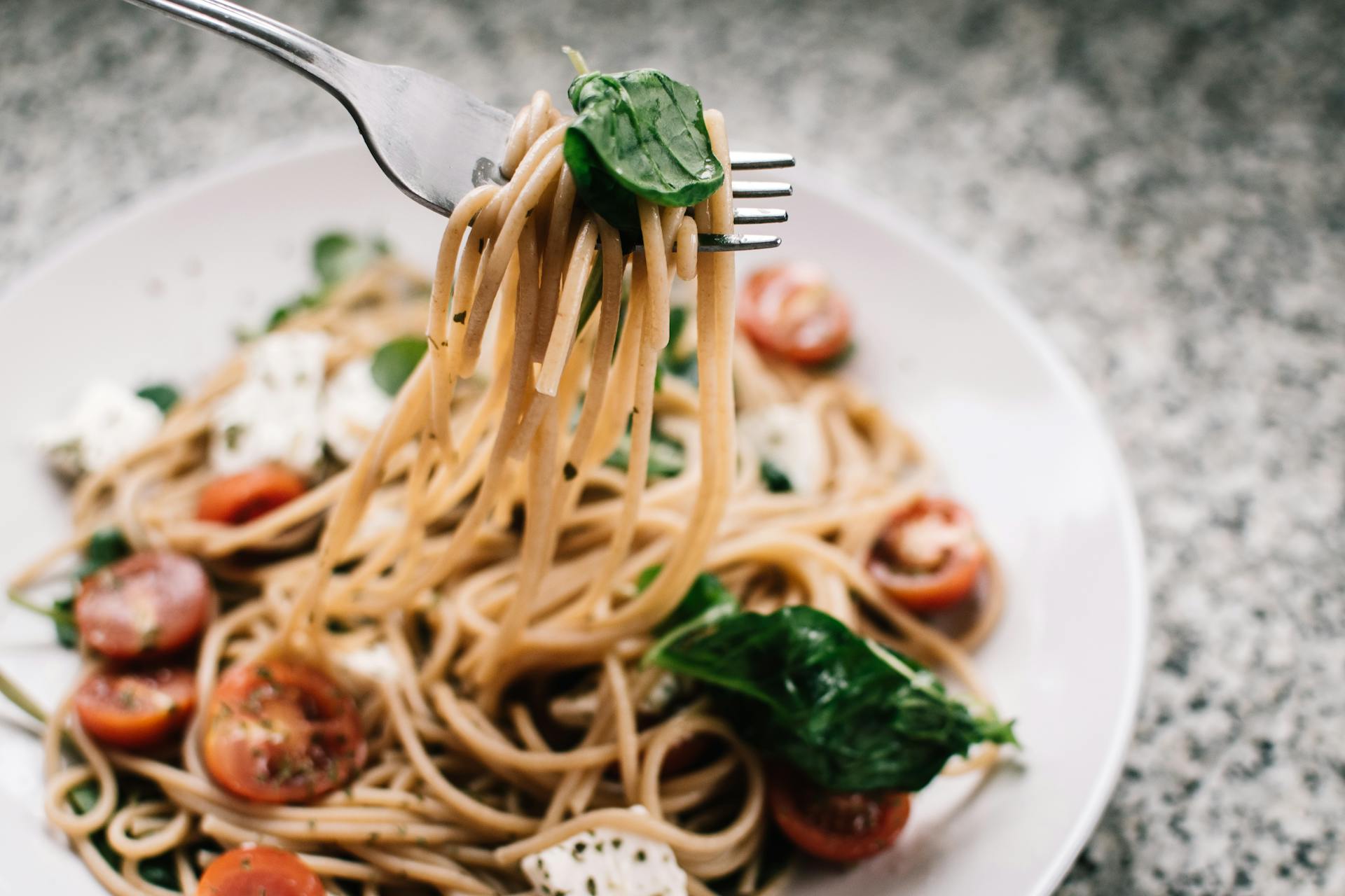 Spaghetti baumeln an einer Gabel | Quelle: Pexels