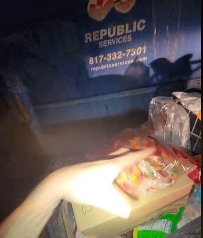 Ein Einkaufswagen voll Süßigkeiten aus dem Container. | Quelle: tiktok.com/dumpsterdivingmama