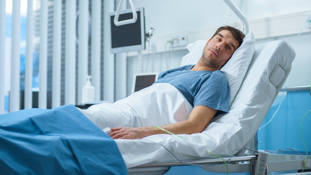 Man, der auf einem Bett im Krankenhaus liegt. I Quelle: Shutterstock