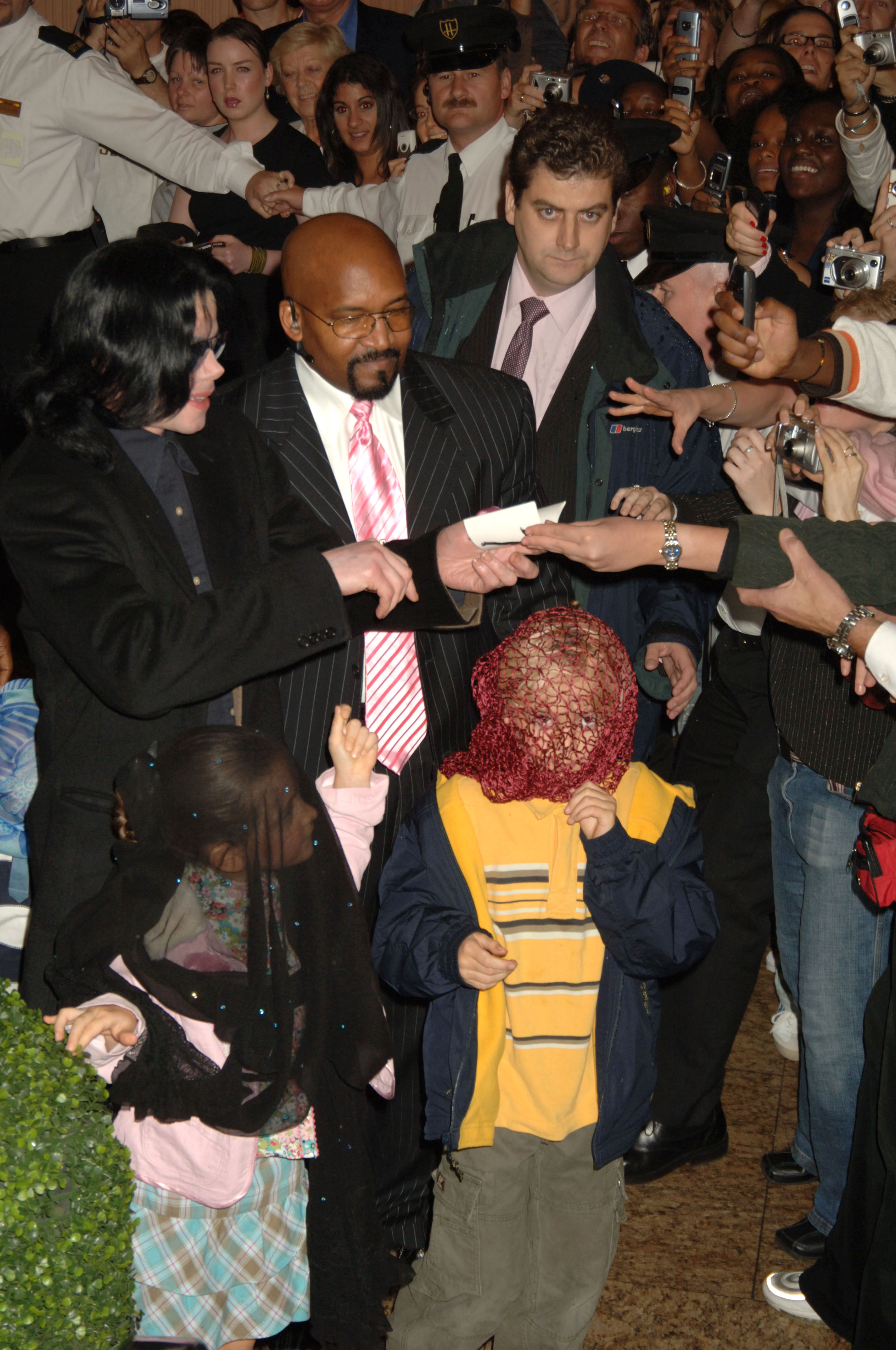 Paris, Michael und Prince Jackson besuchen Harrods am 12. Oktober 2005 in London, England. | Quelle: Getty Images