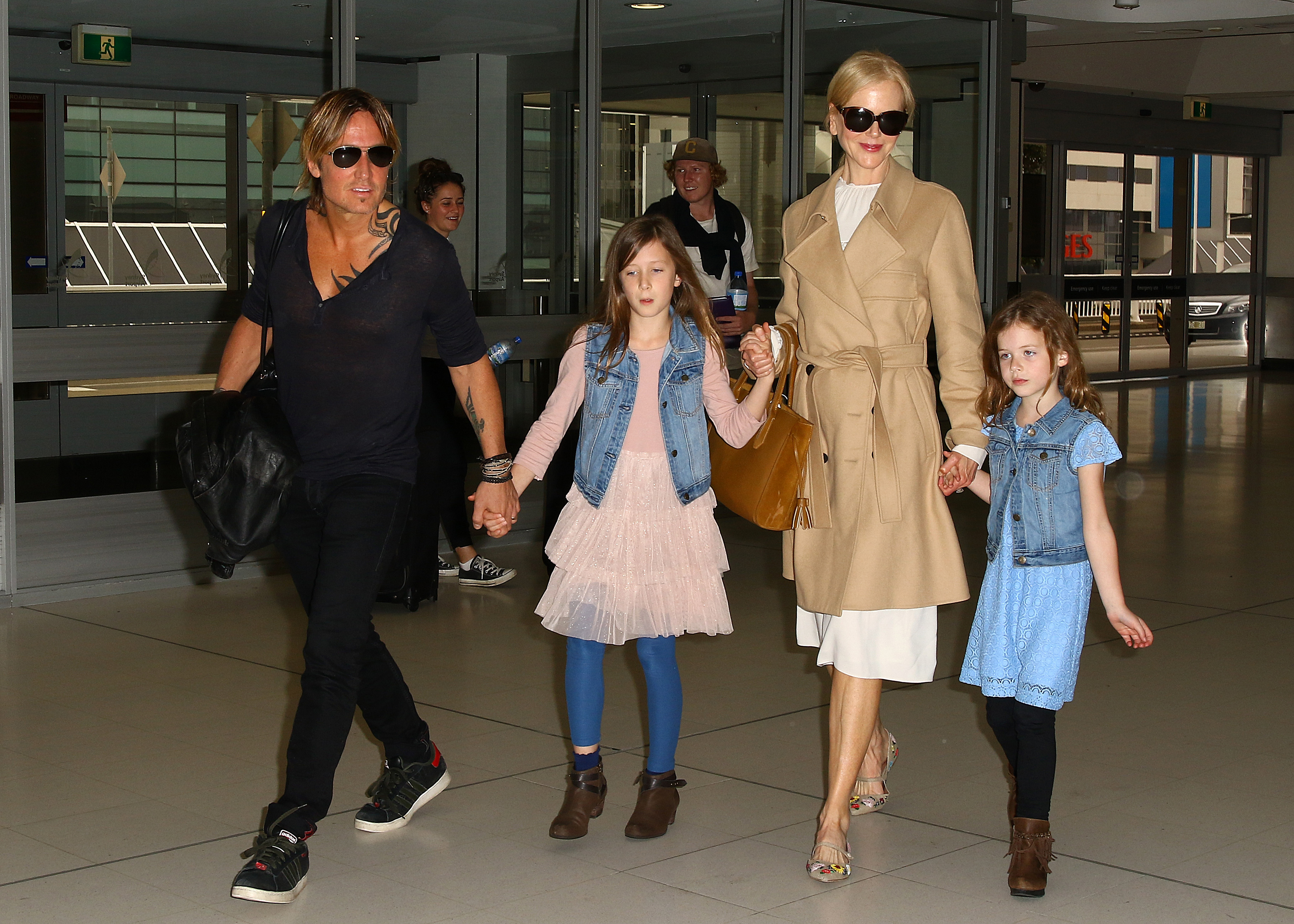 Nicole Kidman und Keith Urban mit ihren Töchtern Faith Margaret und Sunday Rose in Sydney, Australien, am 28. März 2017. | Quelle: Getty Images