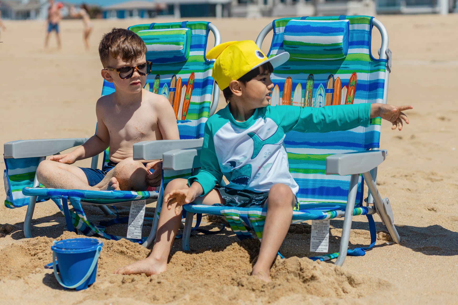 Zwei Jungen haben Spaß am Strand | Quelle: Pexels