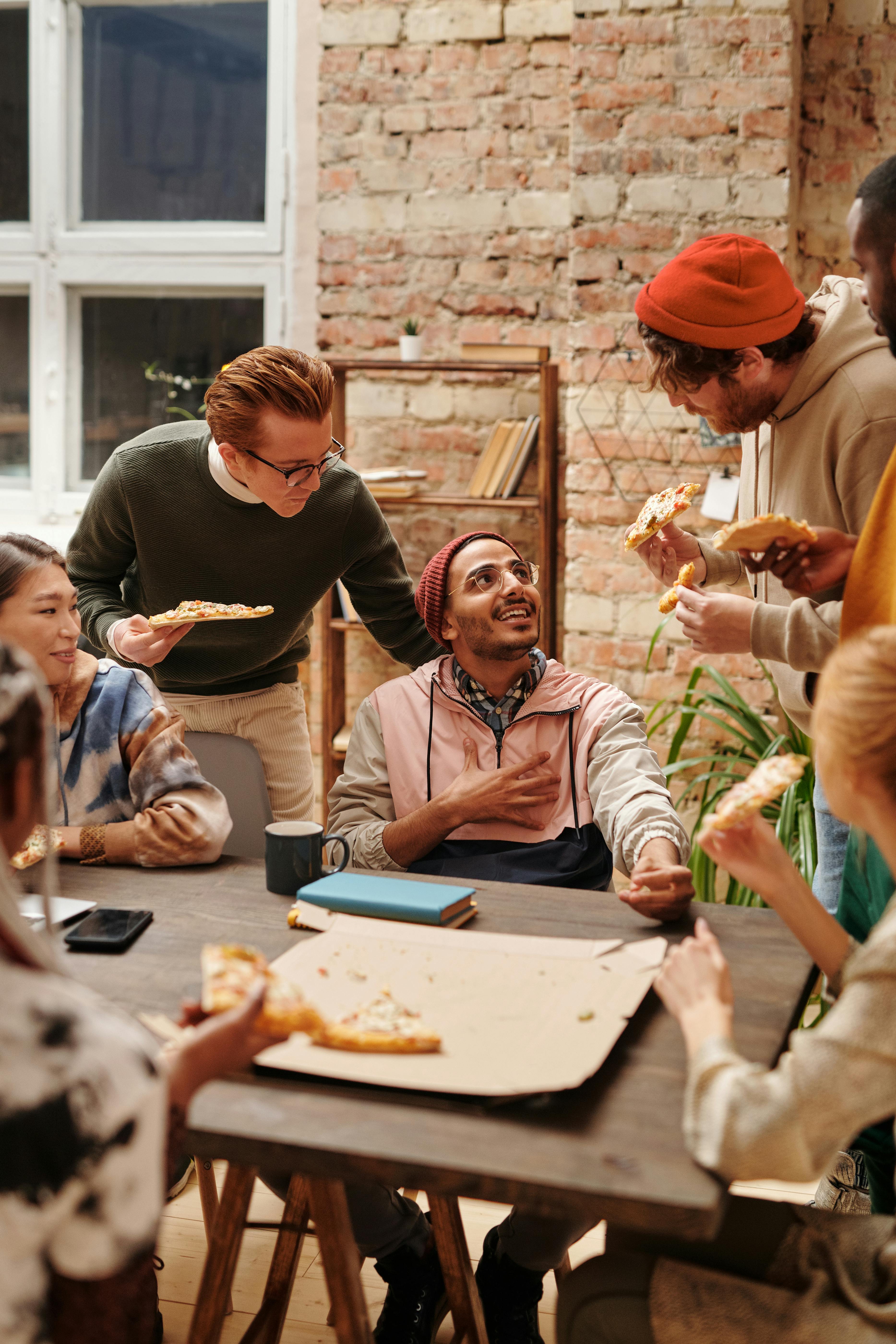 Eine Gruppe von Freunden beim Essen und Reden | Quelle: Pexels