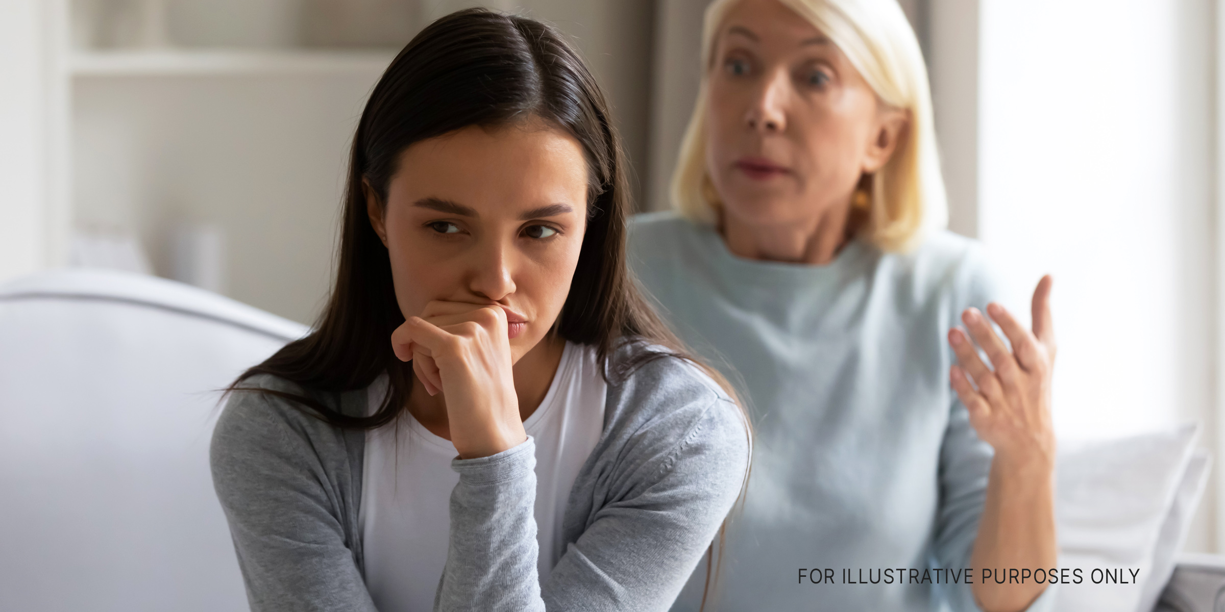 Eine ältere Frau streitet sich mit ihrer Schwiegertochter | Quelle: Shutterstock