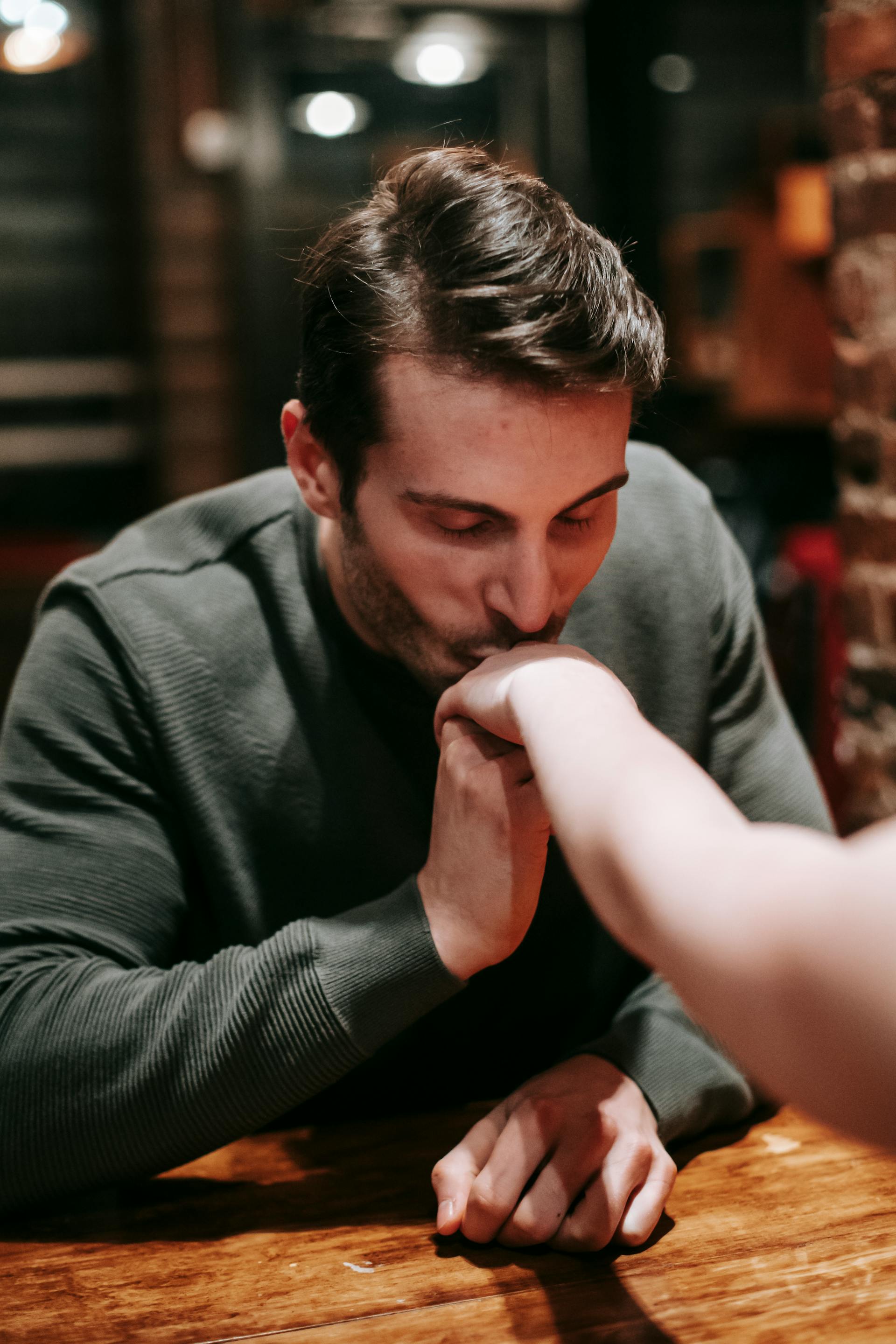 Ein Mann küsst die Hand einer Frau | Quelle: Pexels