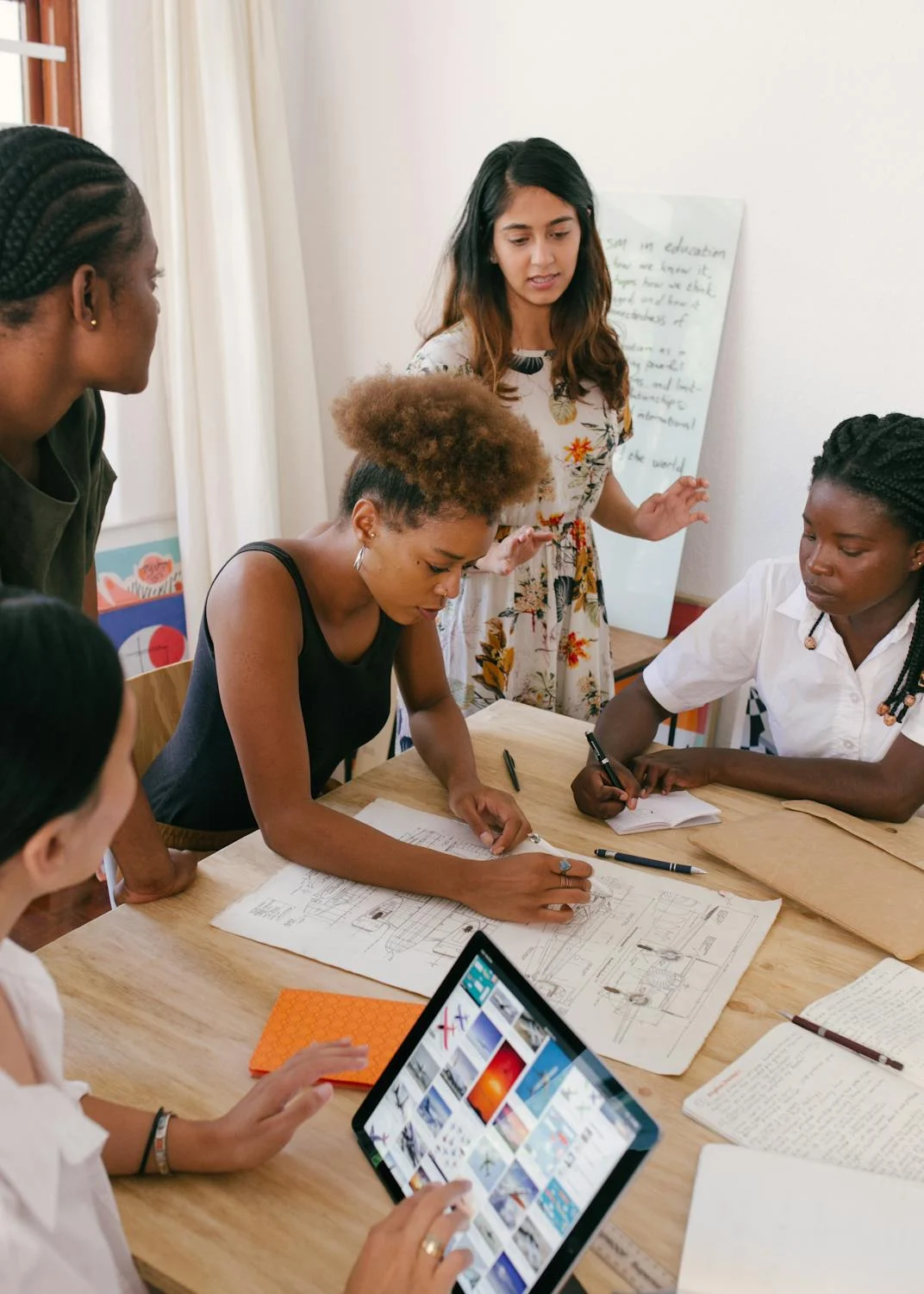 Frauen bei der Arbeit an einem Projekt | Quelle: Pexels