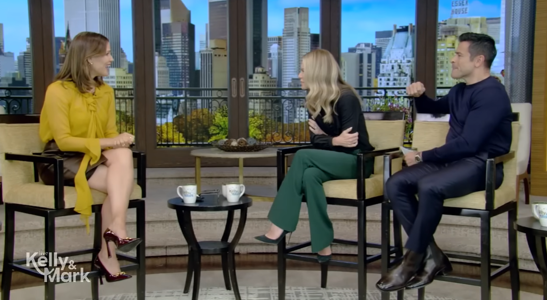 Jennifer Garner spricht bei "Live with Kelly and Mark" über die College-Vorbereitung ihrer Tochter Violet, zu sehen am 29. November 2023 | Quelle: YouTube/LiveKellyundMark