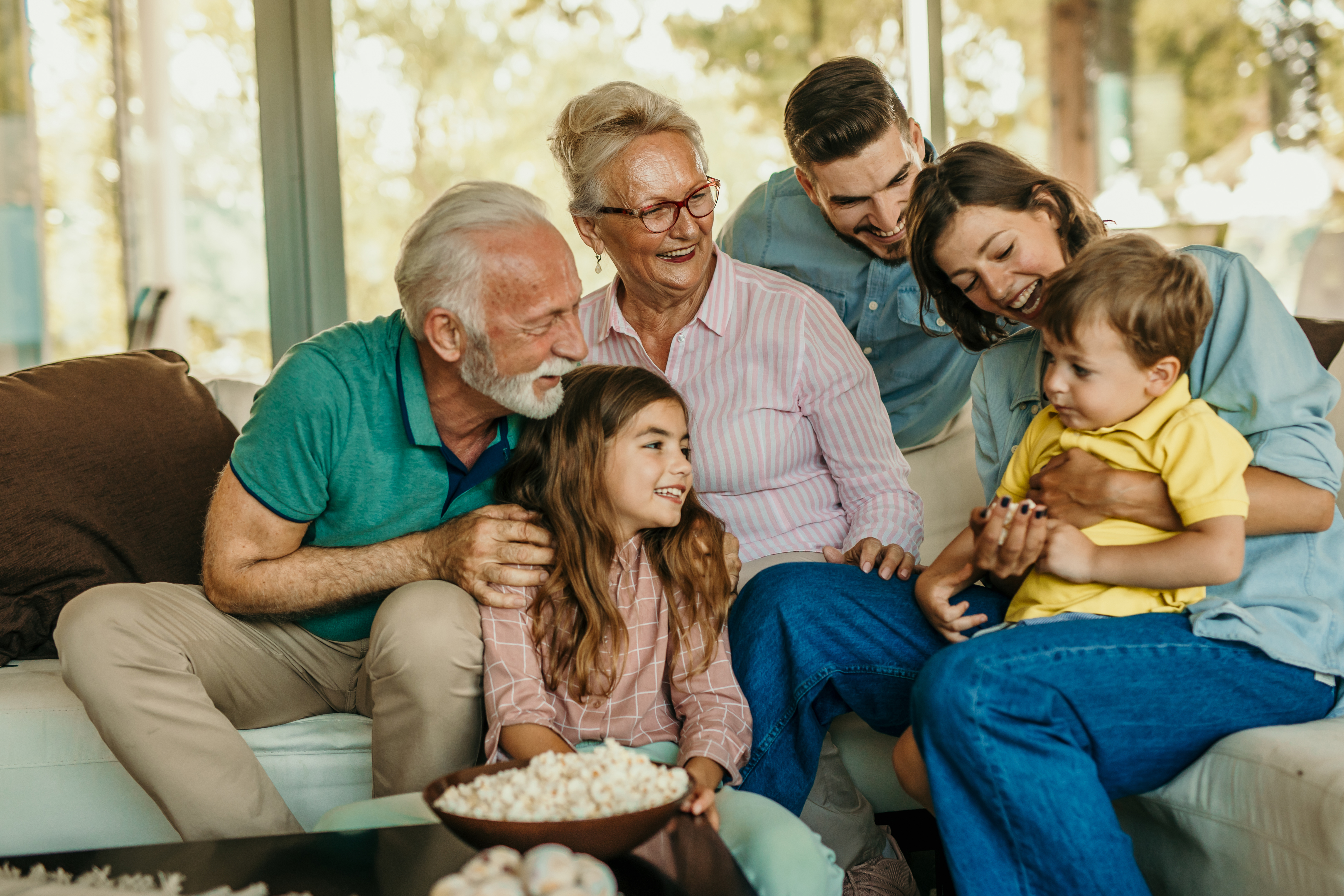 Familien-Popcorn und Sofa-Zeit | Quelle: Getty Images