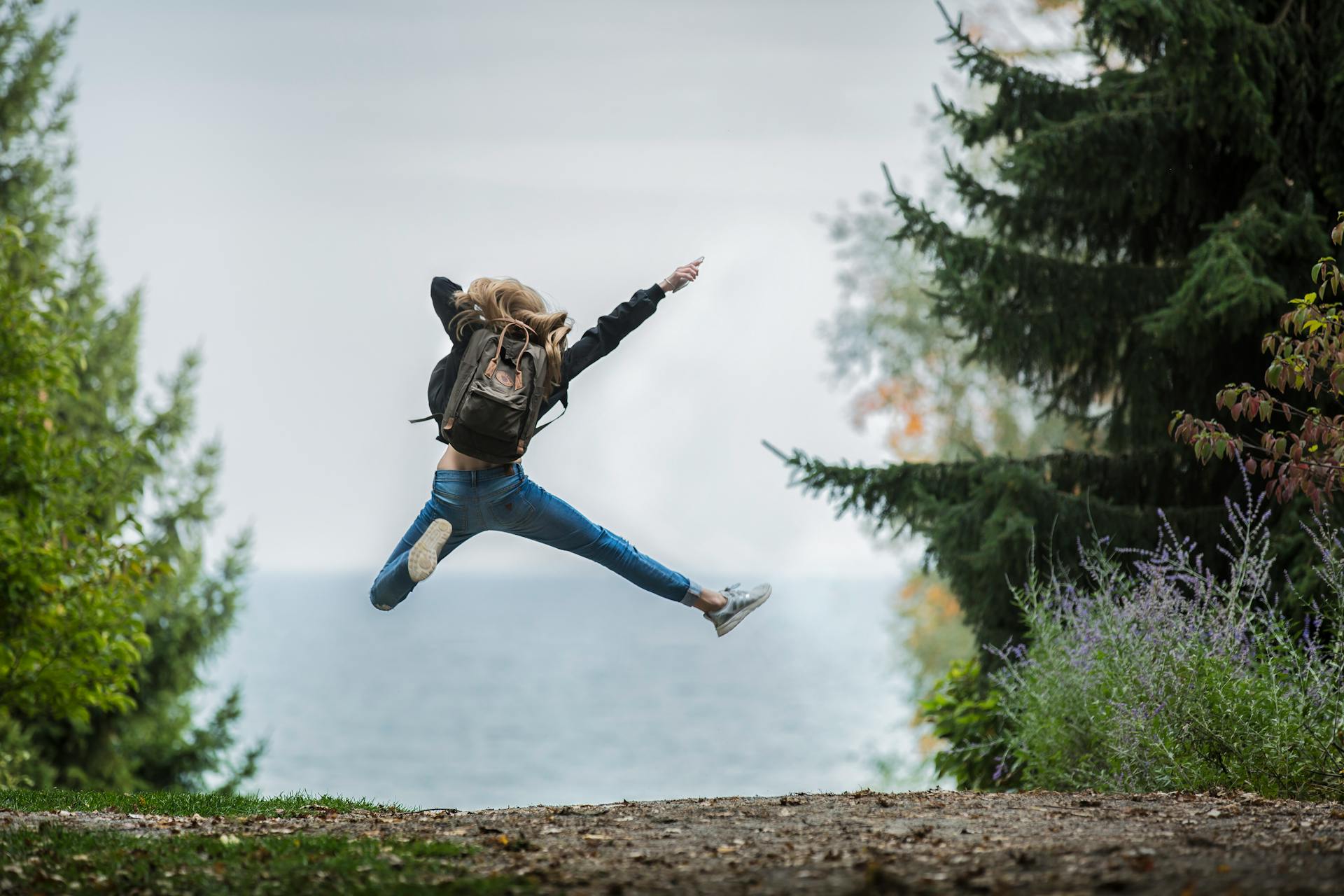 Eine Frau, die vor Freude springt | Quelle: Pexels