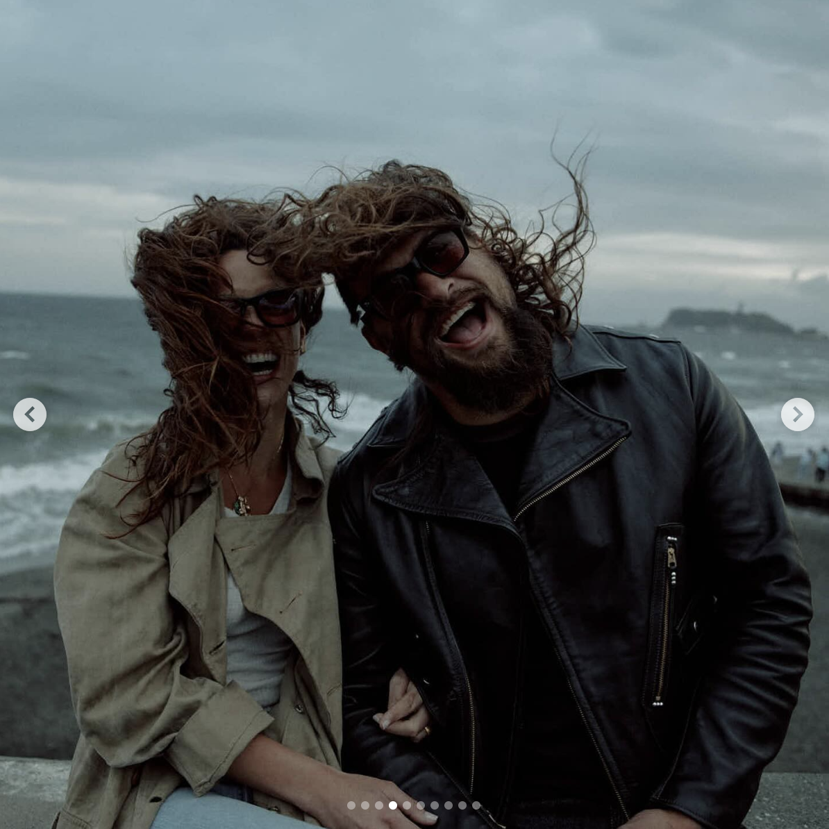 Adria Arjona und Jason Momoa posieren für ein albernes Foto, datiert auf den 20. Mai 2024 | Quelle: Instagram/prideofgypsies