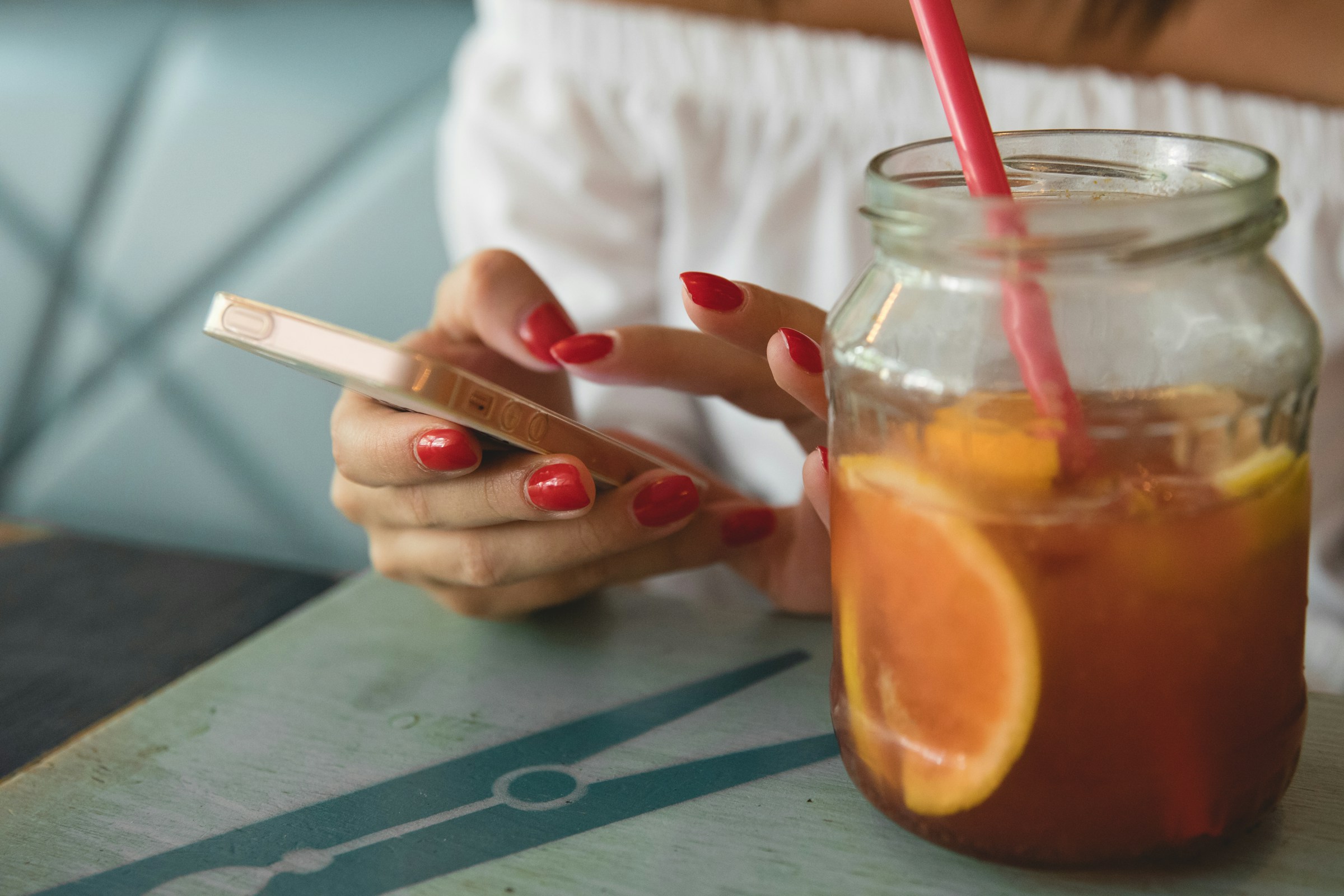 Eine Frau benutzt ein Smartphone | Quelle: Unsplash