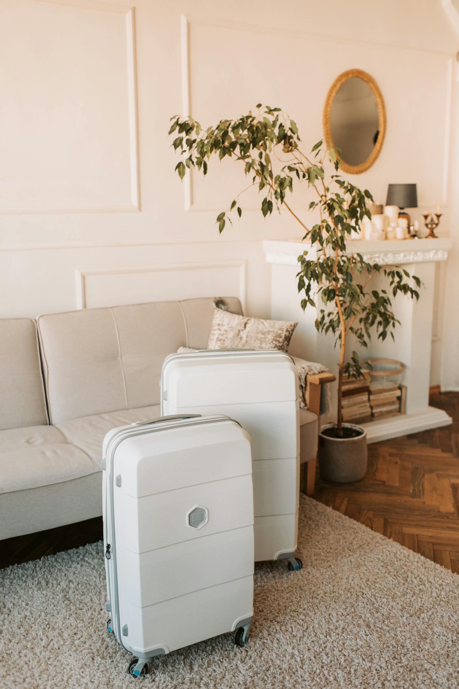 Weiße Koffer in einem Wohnzimmer | Quelle: Pexels