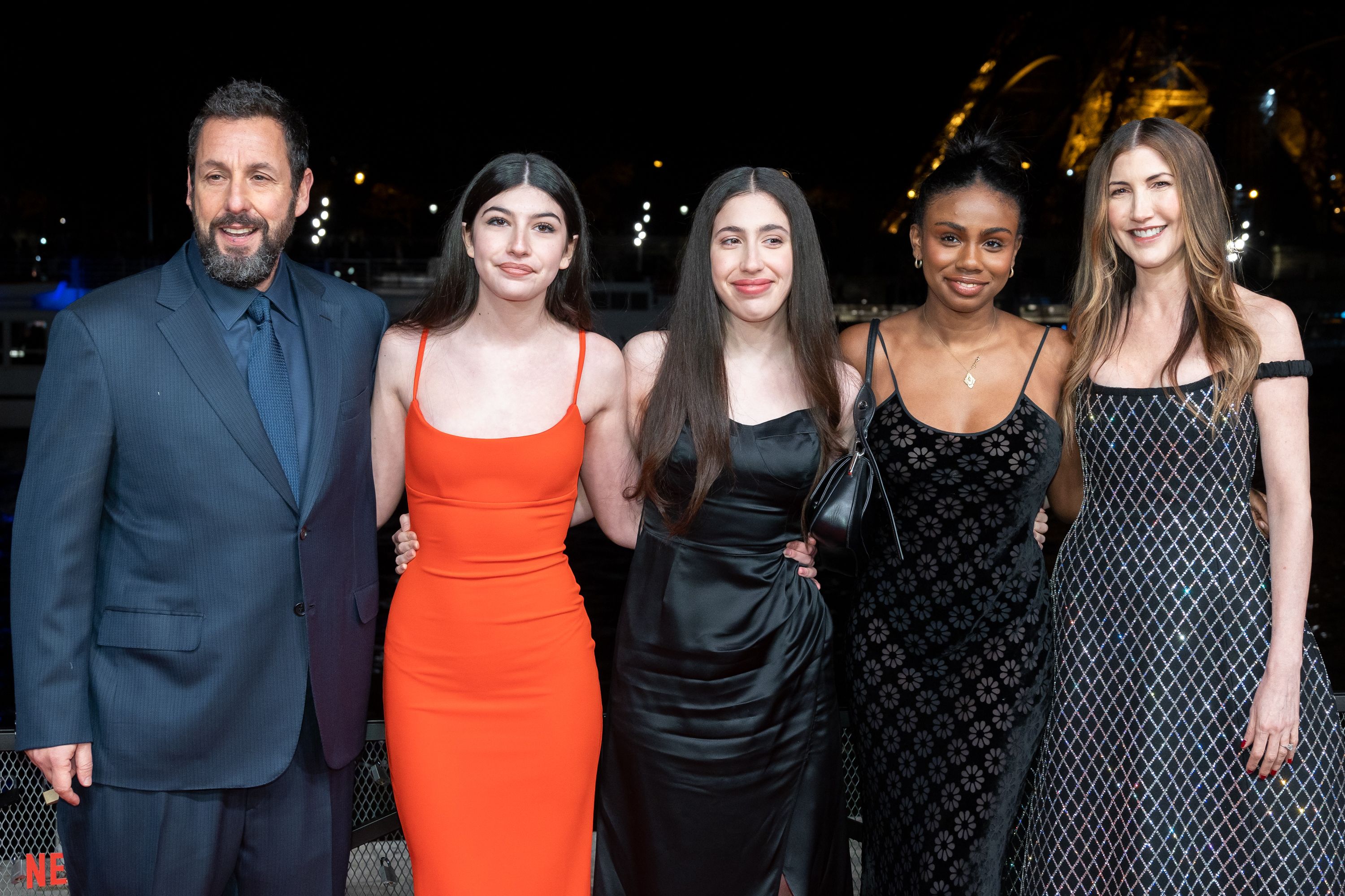 Adam, Sunny, Sadie, Gast und Jackie Sandler beim "Murder Mystery 2"-Fotocall in Paris am 16. März 2023. | Quelle: Getty Images