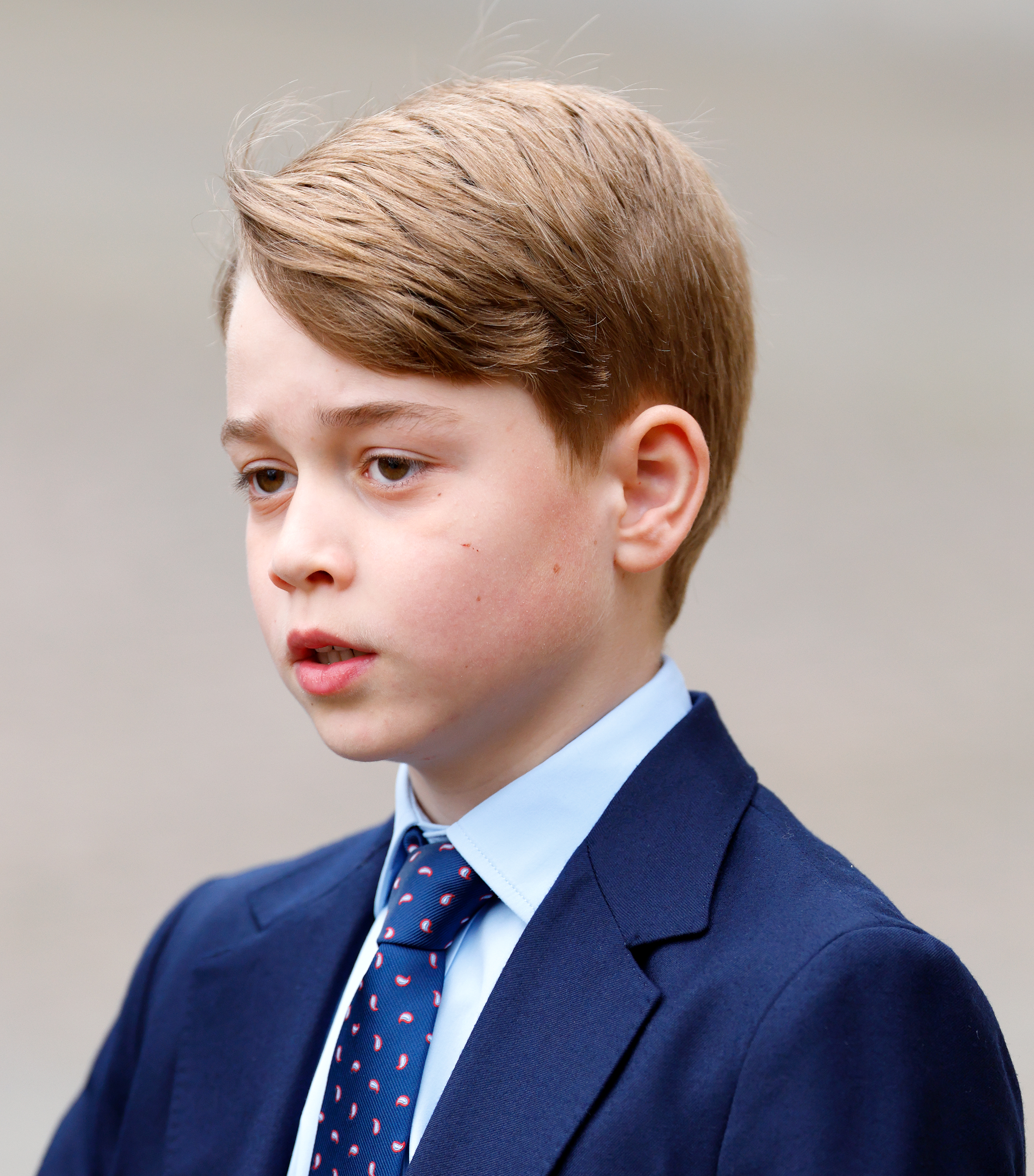 Georges öffentliche Auftritte nahmen einen feierlicheren Charakter an, als er am 29. März 2022 in der Westminster Abbey am Dankgottesdienst für seinen verstorbenen Urgroßvater, Prinz Philip, teilnahm. In einem marineblauen Anzug und mit Krawatte gekleidet, war er fast 9 Jahre alt, und seine Rolle bei wichtigen Anlässen der Königsfamilie wurde immer sichtbarer.