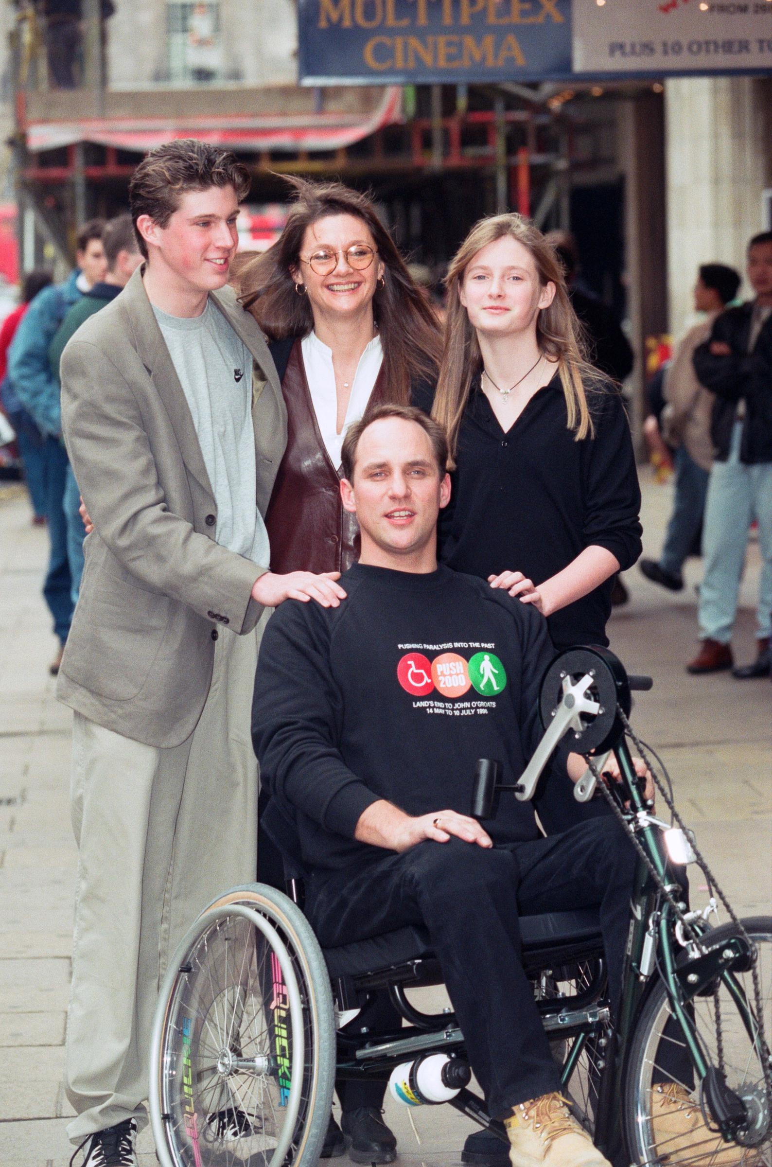 Matthew Reeve, Gae Exton und Alexandra Reeve bei einer Benefizveranstaltung am 10. Januar 1996 am Leicester Square in London | Quelle: Getty Images