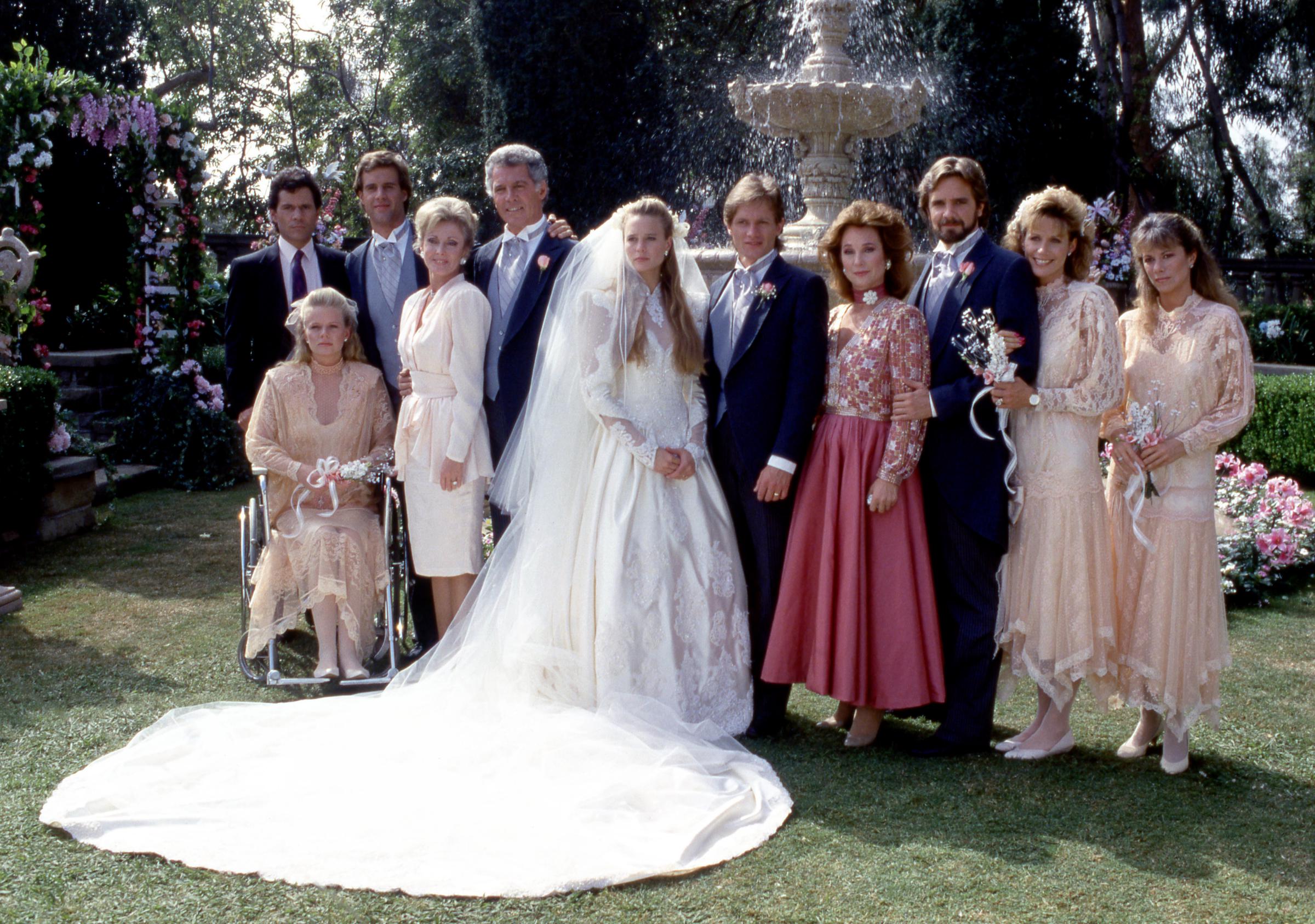 Die Darsteller von "Santa Barbara" posieren für ein Familienfoto in Los Angeles, Kalifornien, um 1987. | Quelle: Getty Images