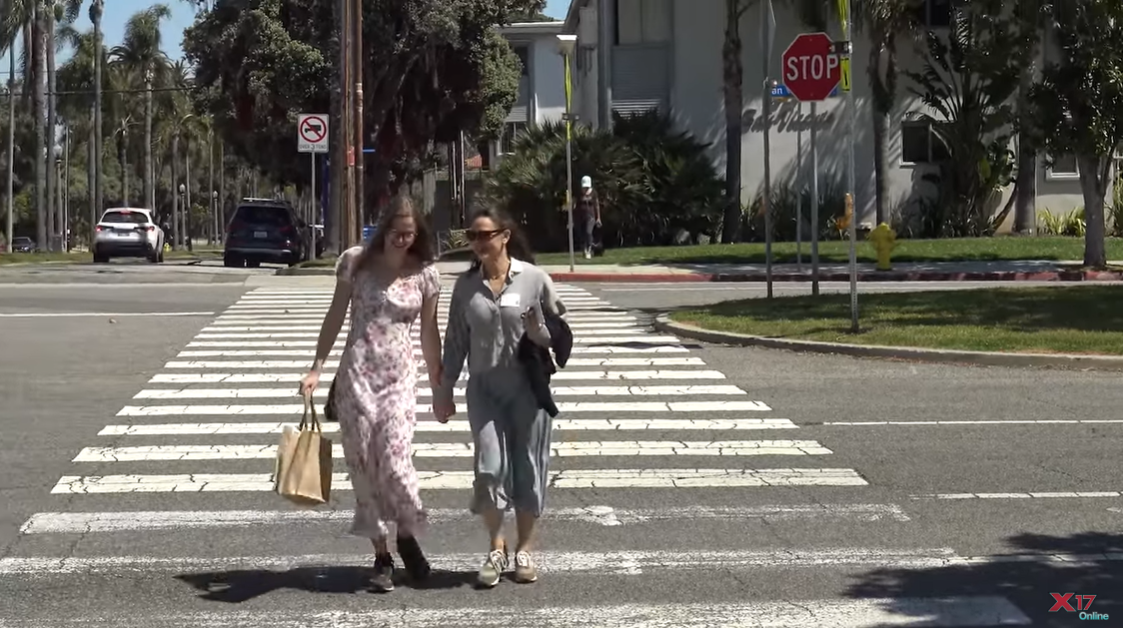 Violet Affleck und Jennifer Garner beim Überqueren einer Straße in Santa Monica, Kalifornien, zu sehen auf einem Video, das am 6. Mai 2024 geteilt wurde | Quelle: YouTube/x17online