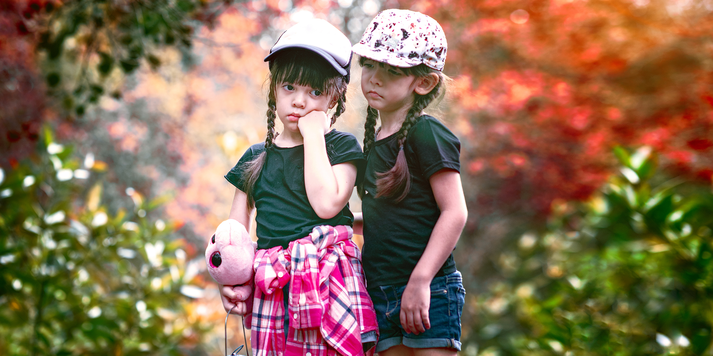 Zwei Mädchen in einem Park | Quelle: Shutterstock