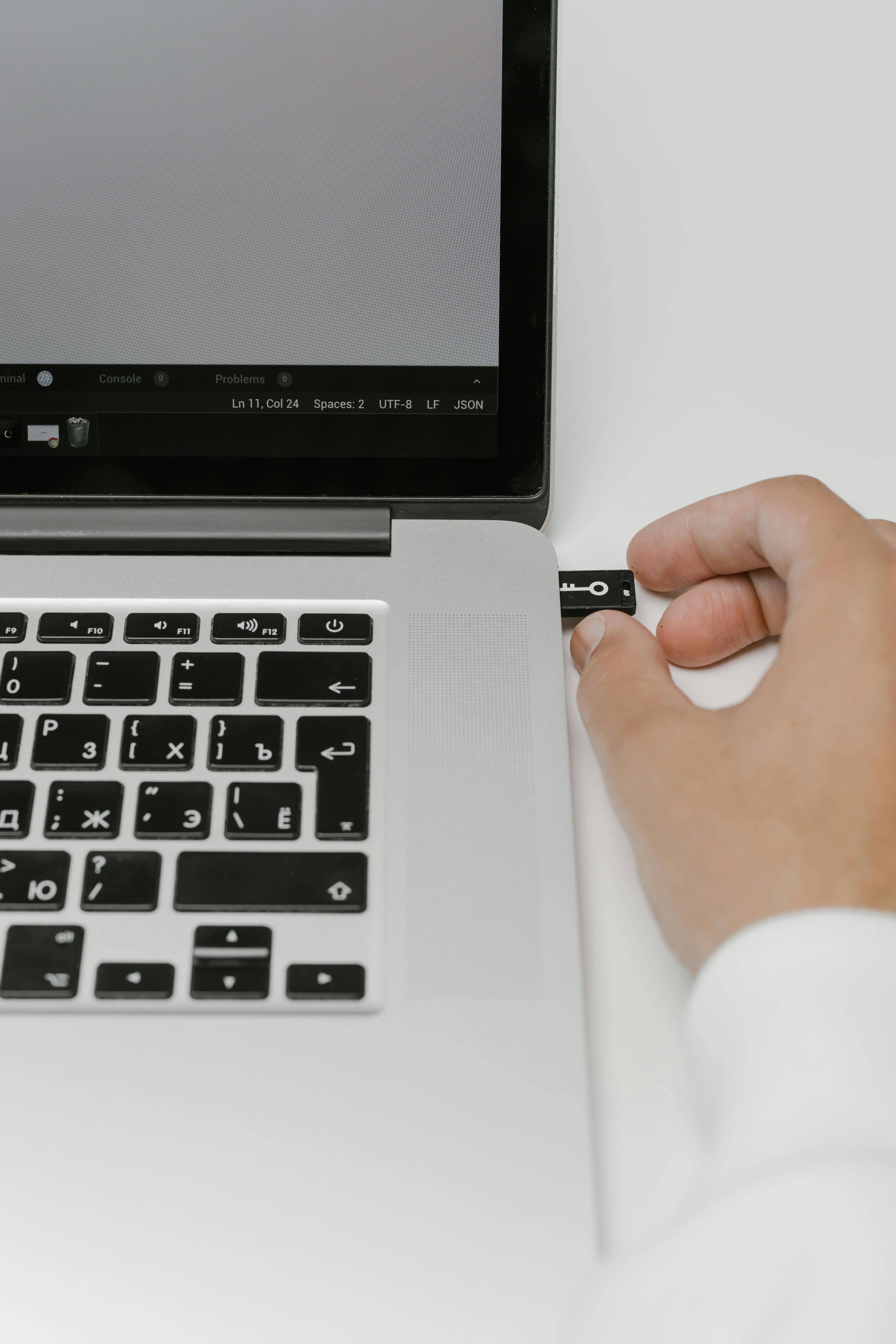 Mann steckt einen USB-Stick ein | Quelle: Pexels