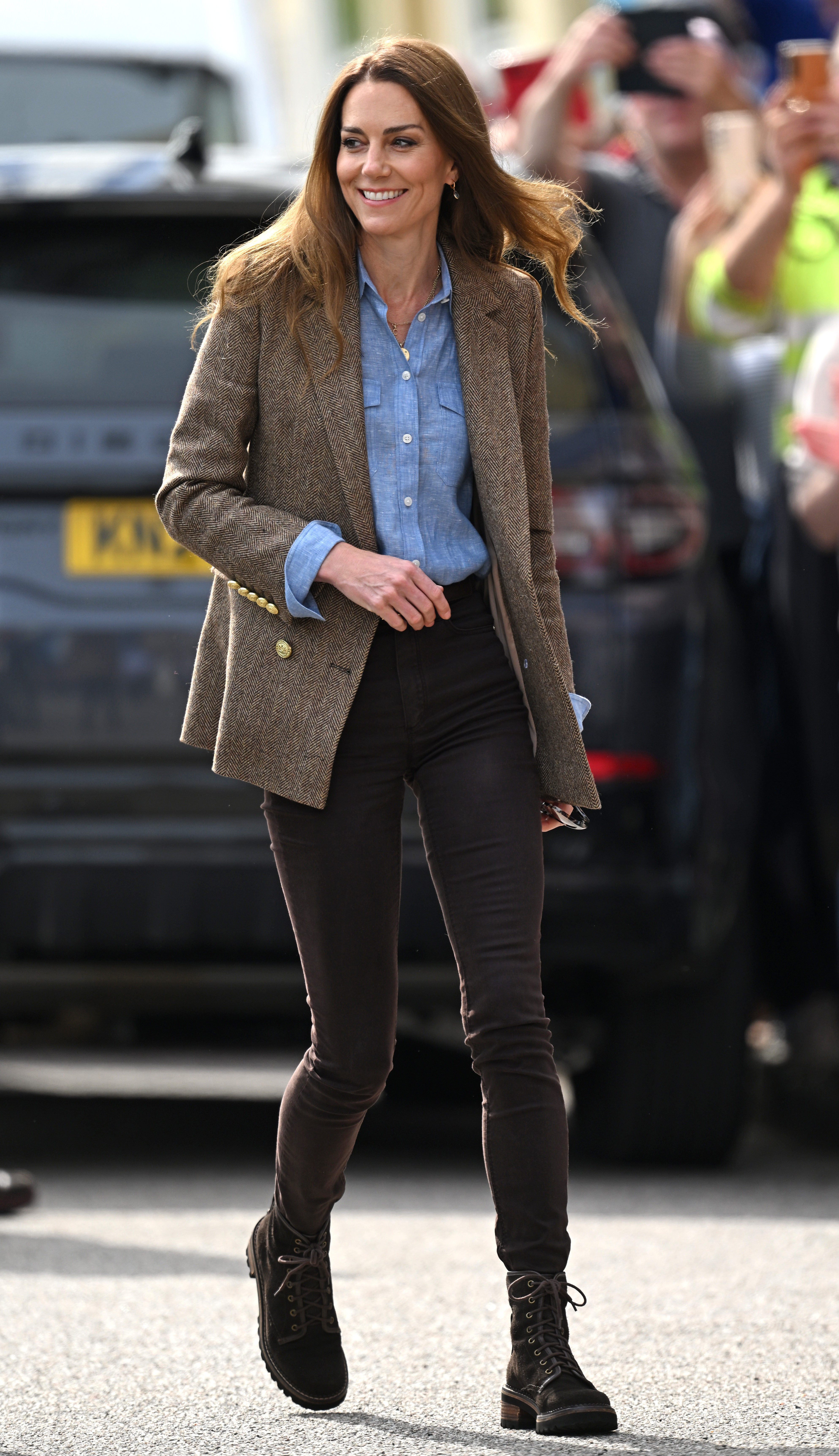 In einer braunen Hose, einem blauen Hemd und den für sie typischen lockeren Locken tritt Catherine in Tobermory auf, um die Öffentlichkeit zu treffen. Die Wahl ihres Outfits löste eine Welle von Reaktionen im Internet aus und sorgte für Gesprächsstoff während der königlichen Tour.