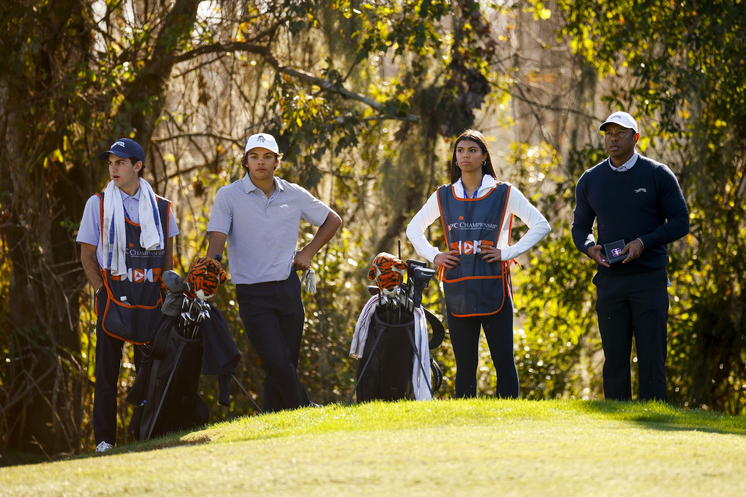 Luke Wise, Charlie, Sam und Tiger Woods schauen zu, während sie das 13. Loch während der ersten Runde der PNC Championship spielen | Quelle: Getty Images