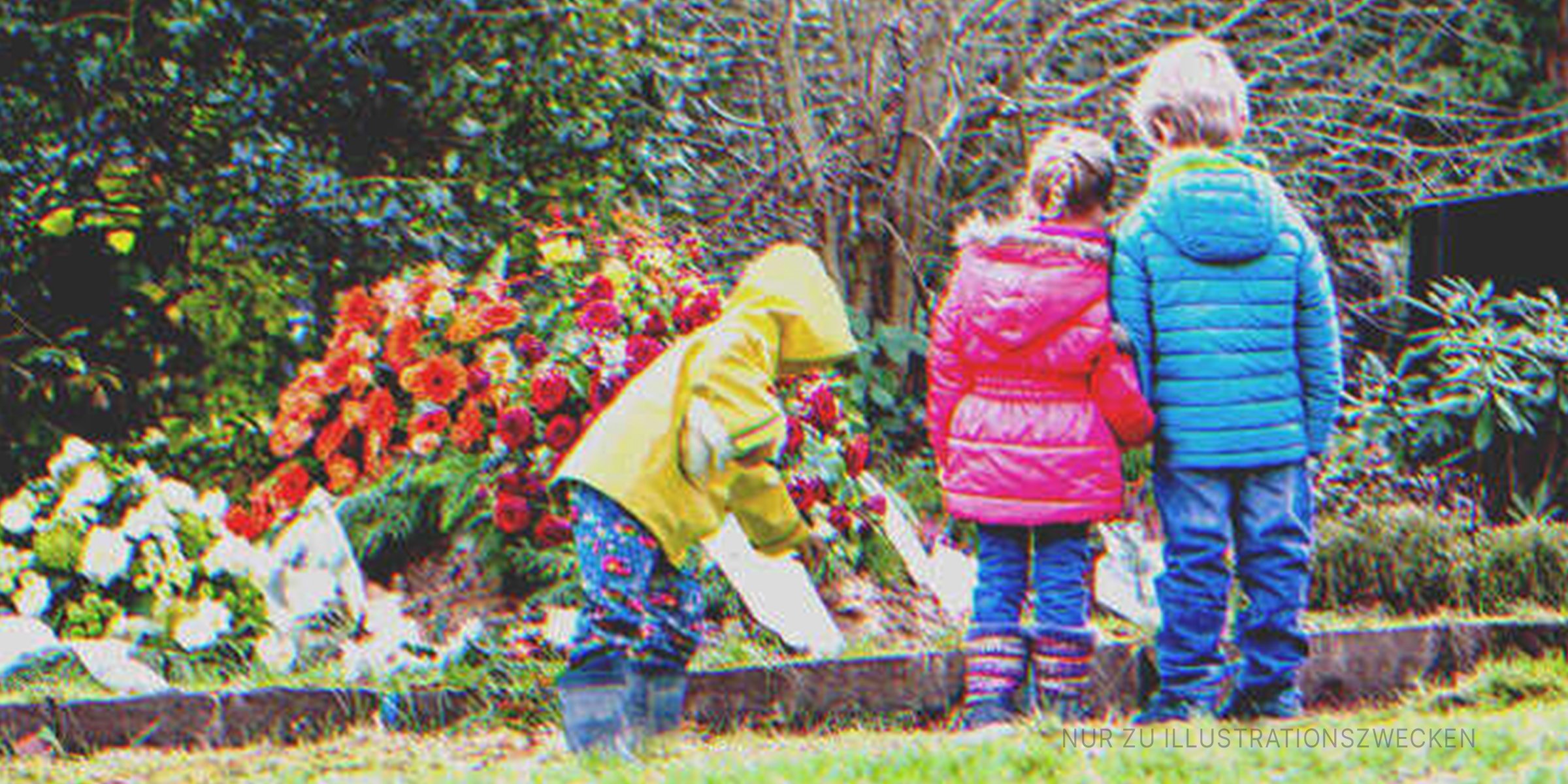 Drei Kinder stehen vor einem Grab | Quelle: Shutterstock