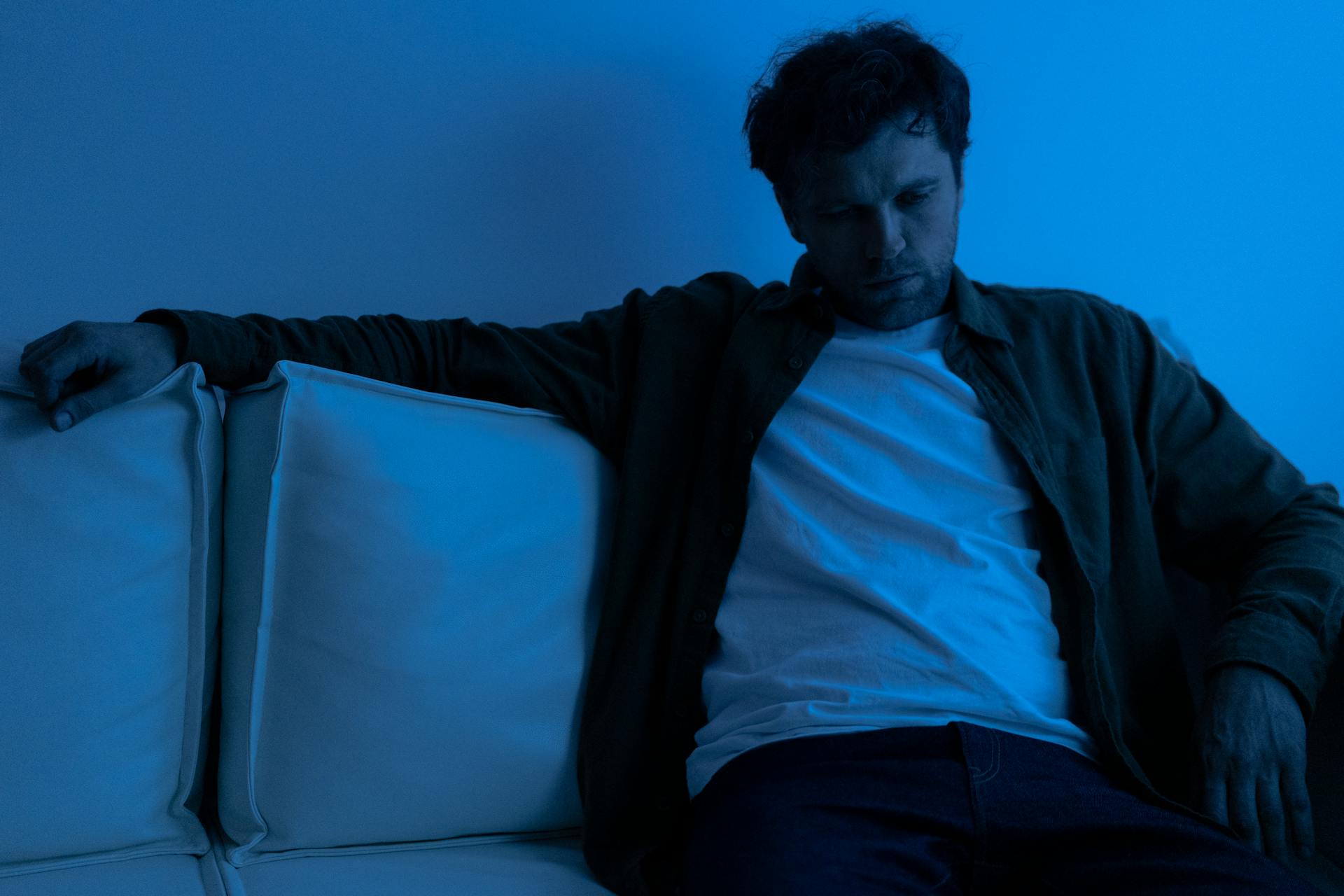 Ein Mann sitzt auf einer Couch | Quelle: Pexels