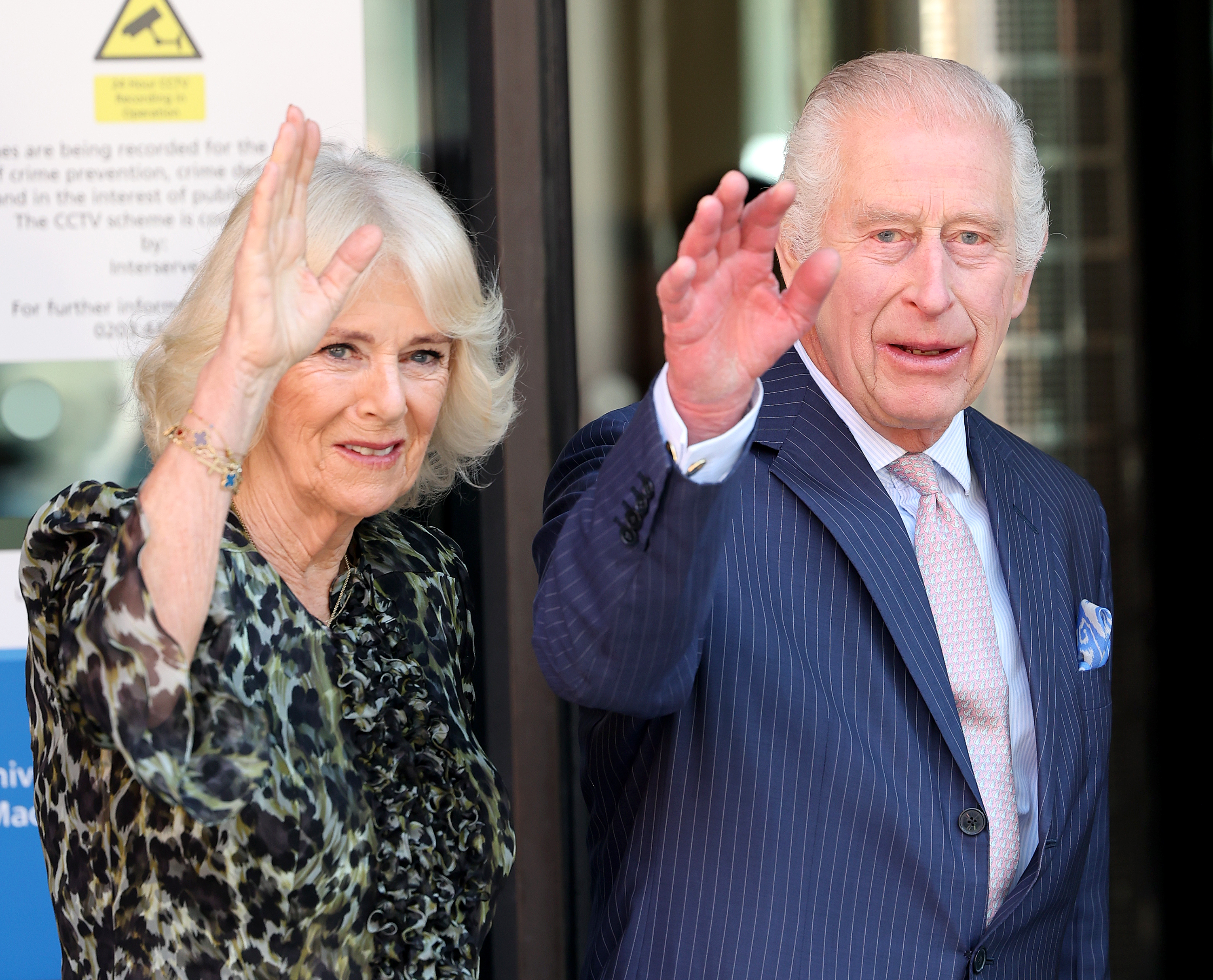 König Charles III. und Königin Camilla besuchen das University College Hospital Macmillan Cancer Centre am 30. April 2024 in London, England. | Quelle: Getty Images