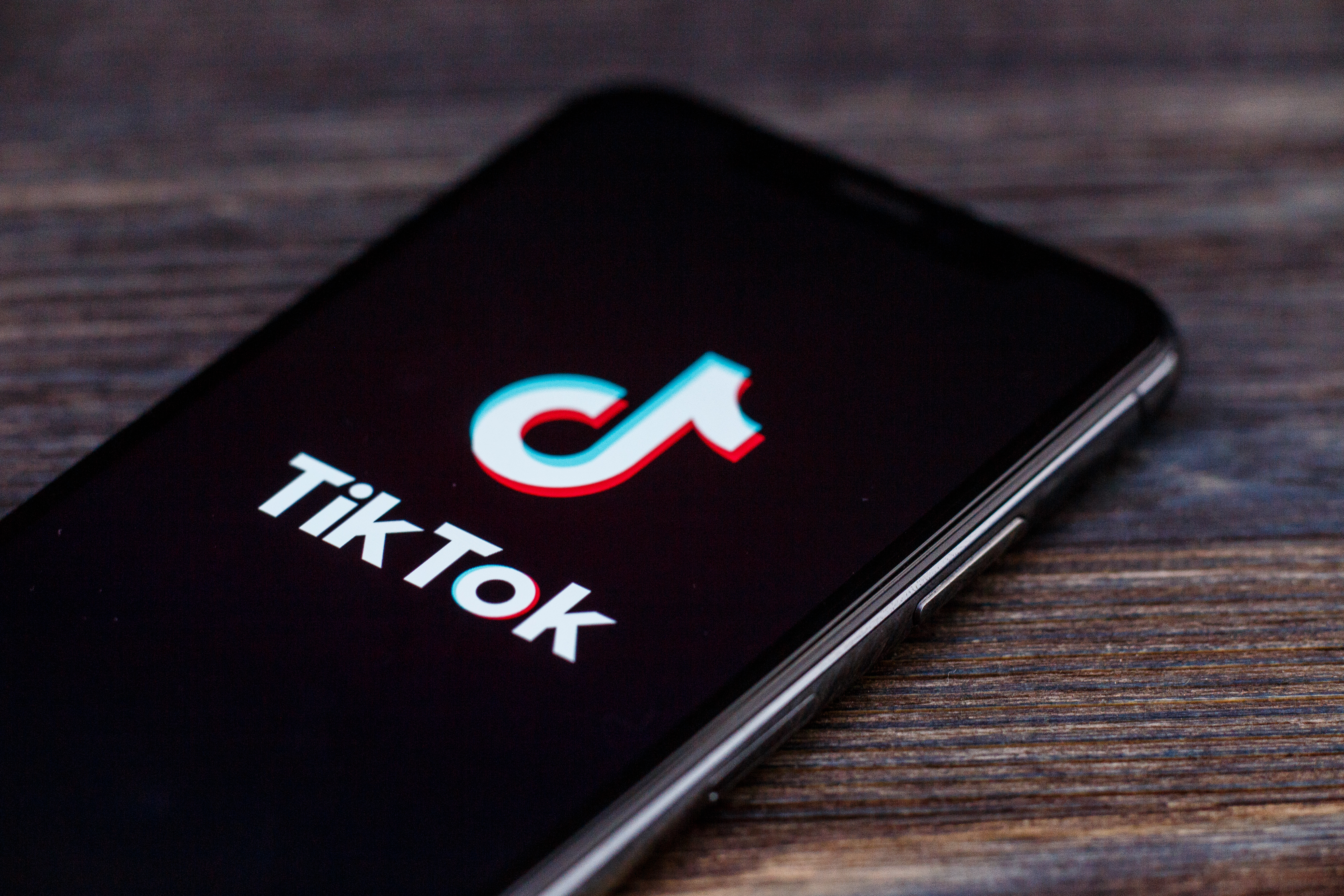Ein Telefon mit dem TikTok-Logo | Quelle: Shutterstock