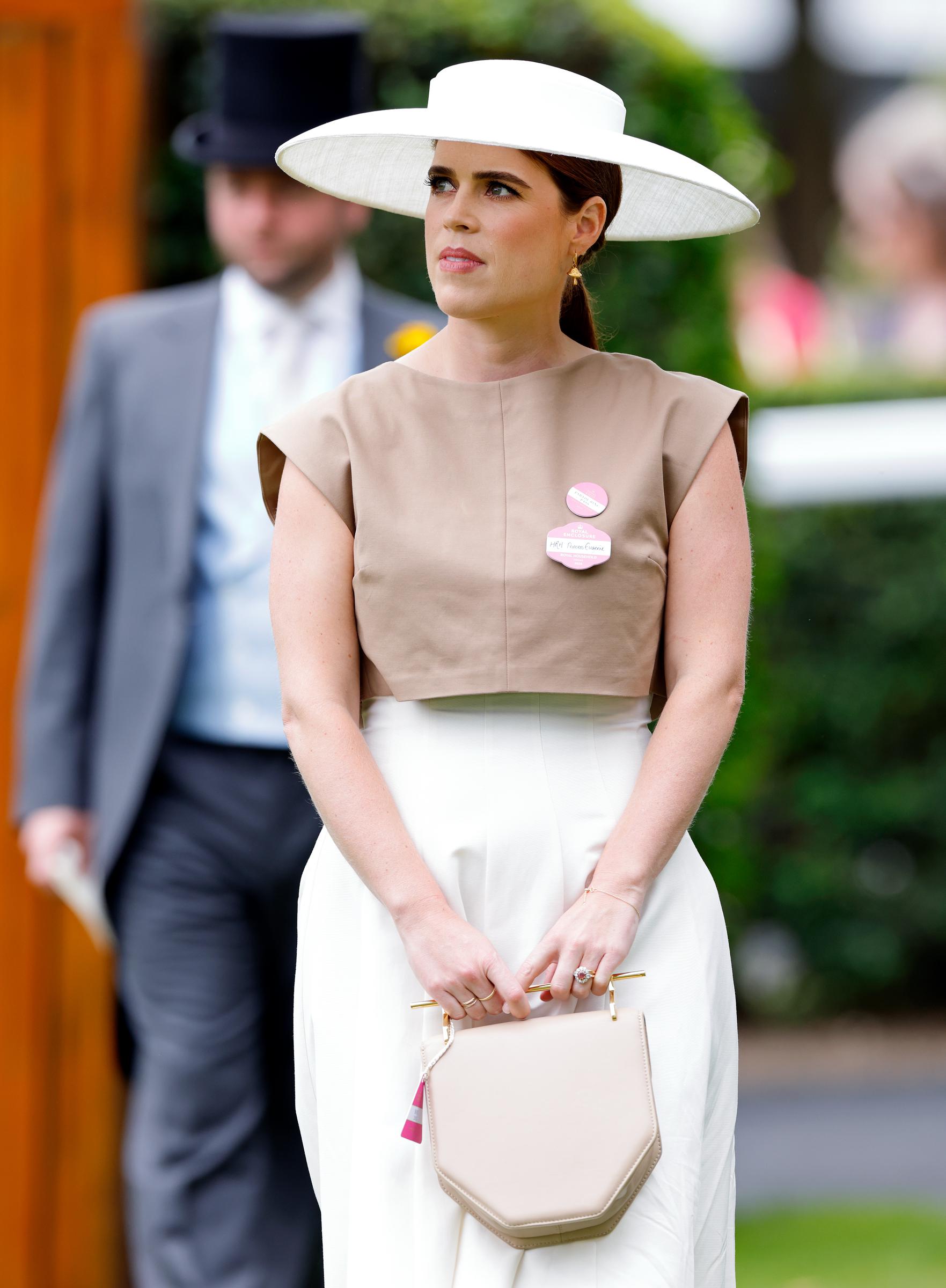Mitte der 2020er Jahre wurde Eugenie zunehmend mit klareren Silhouetten und einem bewusst schlichteren Stil in Verbindung gebracht. Der Wandel in ihrer Garderobe war so deutlich, dass er Vergleiche mit Meghan Markles zurückhaltendem Ansatz in Sachen königlicher Mode auslöste.