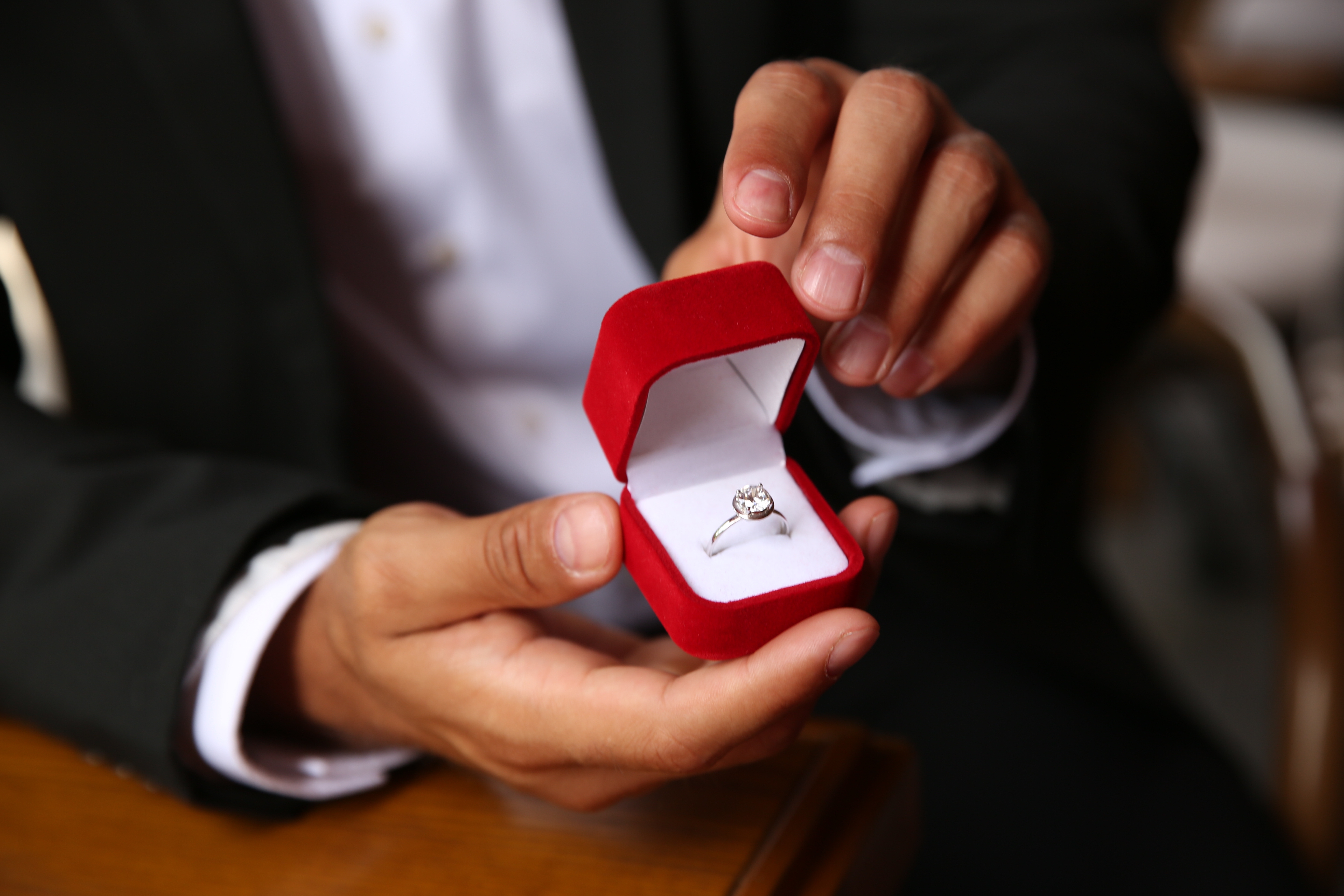 Nahaufnahme eines Rings in den Händen eines Mannes | Quelle: Shutterstock