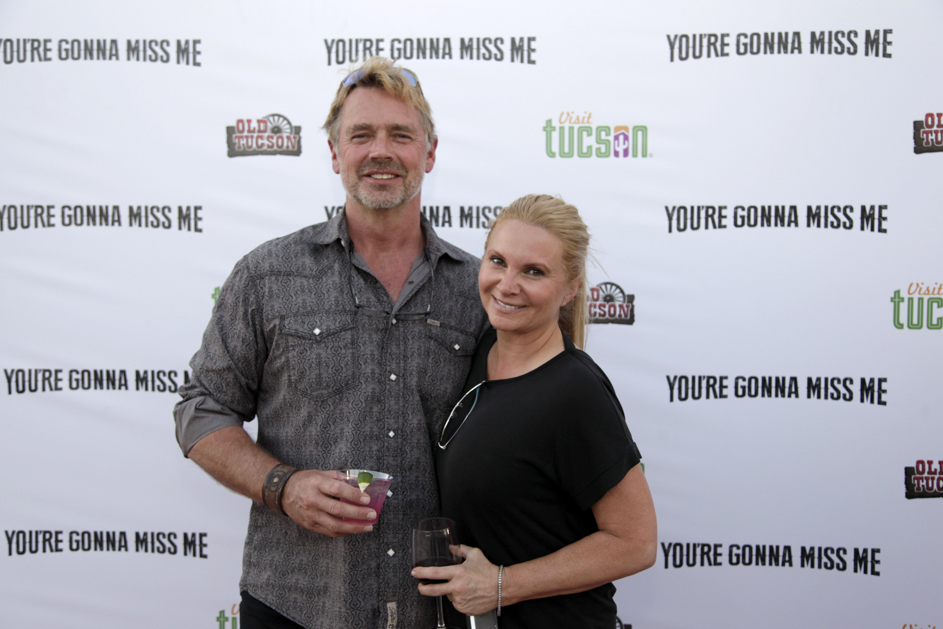 John Schneider und Alicia Allain bei der Premiere von "You're Gonna Miss Me", 2017 | Quelle: Getty Images