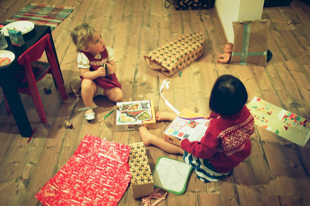 Kinder öffnen Geschenke | Quelle: Shutterstock