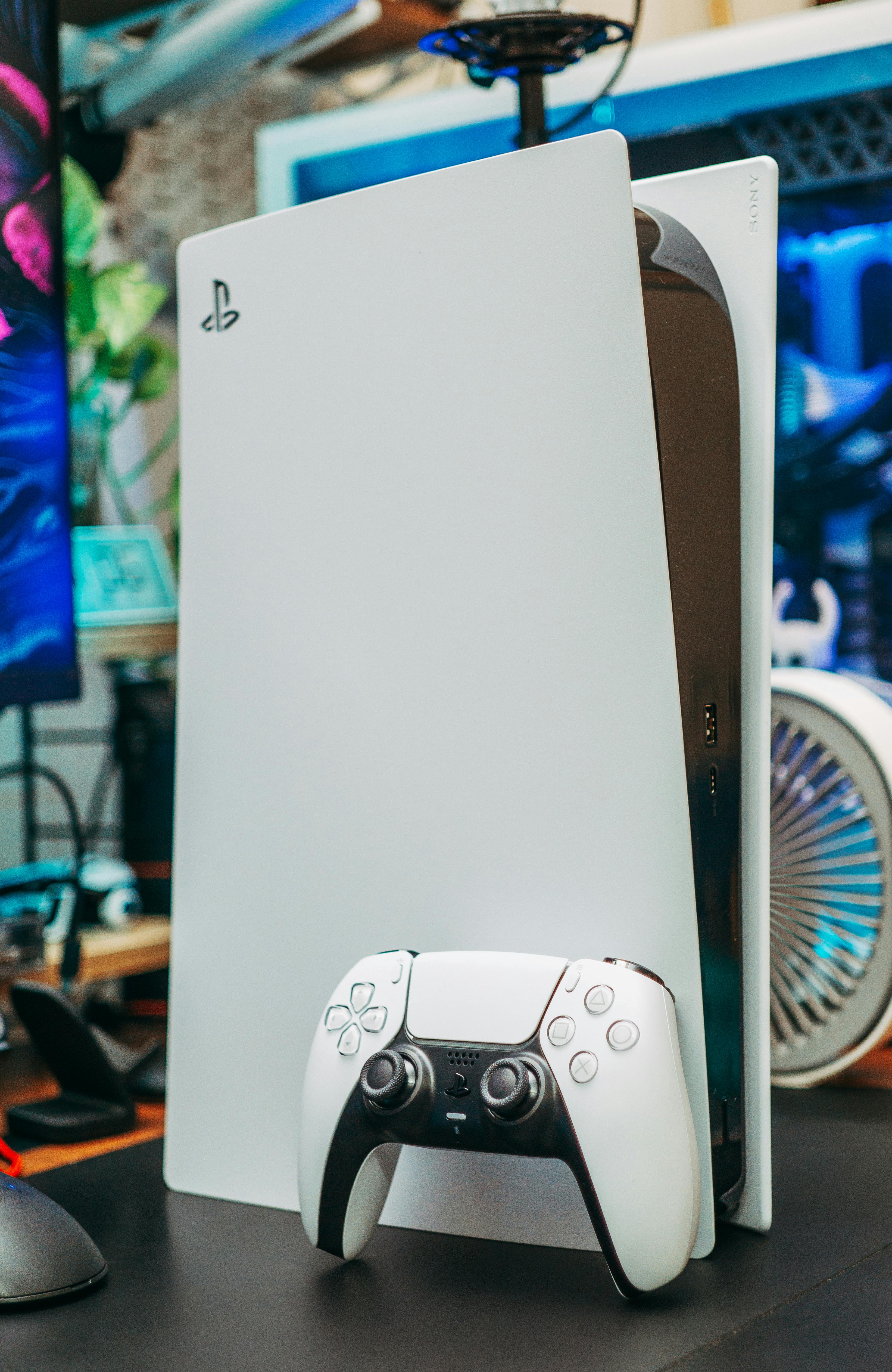 Eine PlayStation-Konsole mit Gaming-Controller | Quelle: Pexels