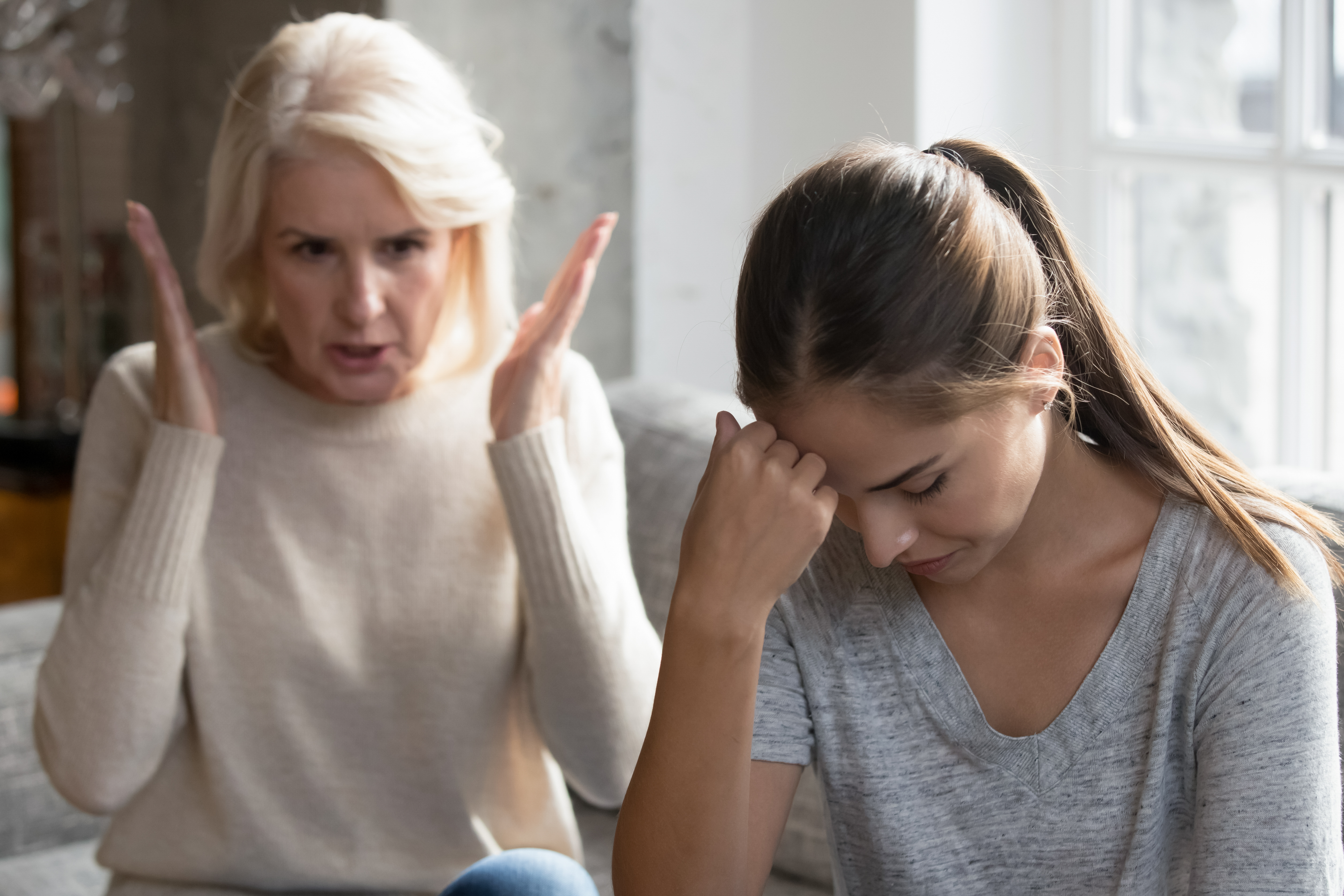 Eine Frau im mittleren Alter im Gespräch mit ihrer Tochter | Quelle: Shutterstock