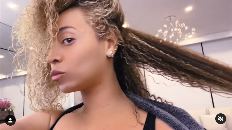 Beyoncé zeigt ihr frisch gewaschenes blondes Haar in einem Video, das im April 2024 geteilt wurde. | Quelle: Instagram/beyonce