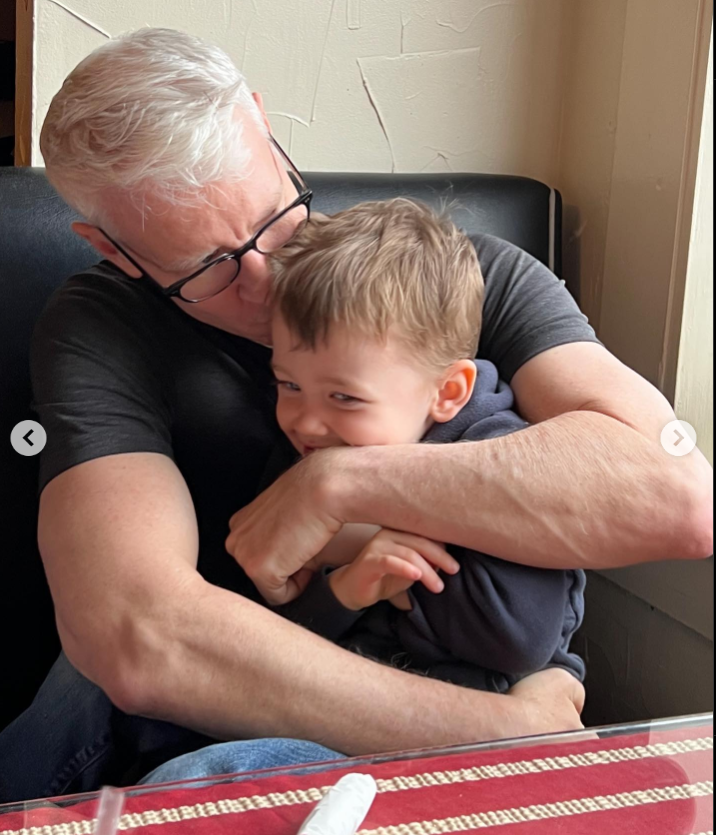 Anderson Cooper und sein Sohn in einem Beitrag vom 27. April 2023 | Quelle: Instagram/andersoncooper