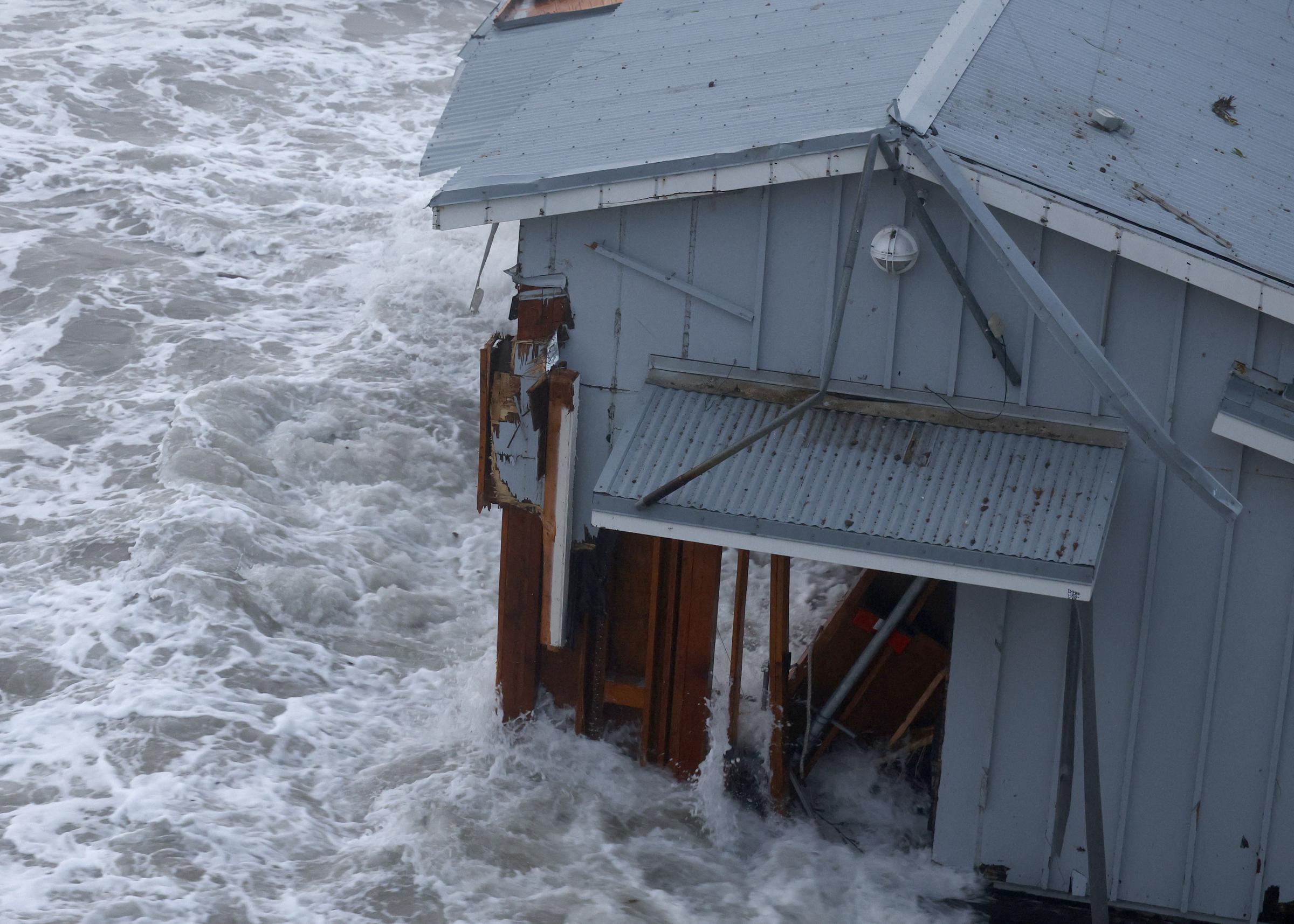 Der eingestürzte Pier an der Santa Cruz Wharf ist in Santa Cruz, Kalifornien, am 23. Dezember 2024 zu sehen | Quelle: Getty Images